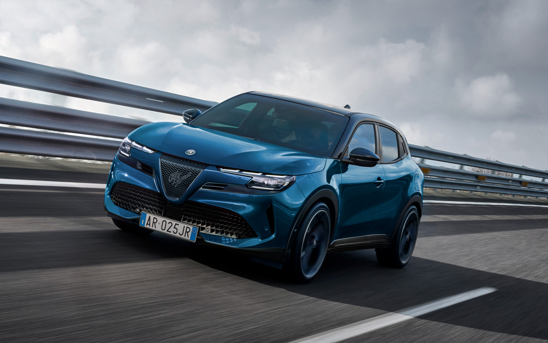 ジュニアのエクステリア。ボディサイズは4195×1780×1585mm（全長×全幅×全高）