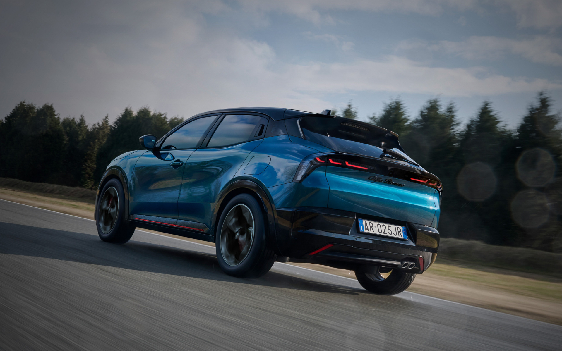 ジュニアのエクステリア。ボディサイズは4195×1780×1585mm（全長×全幅×全高）