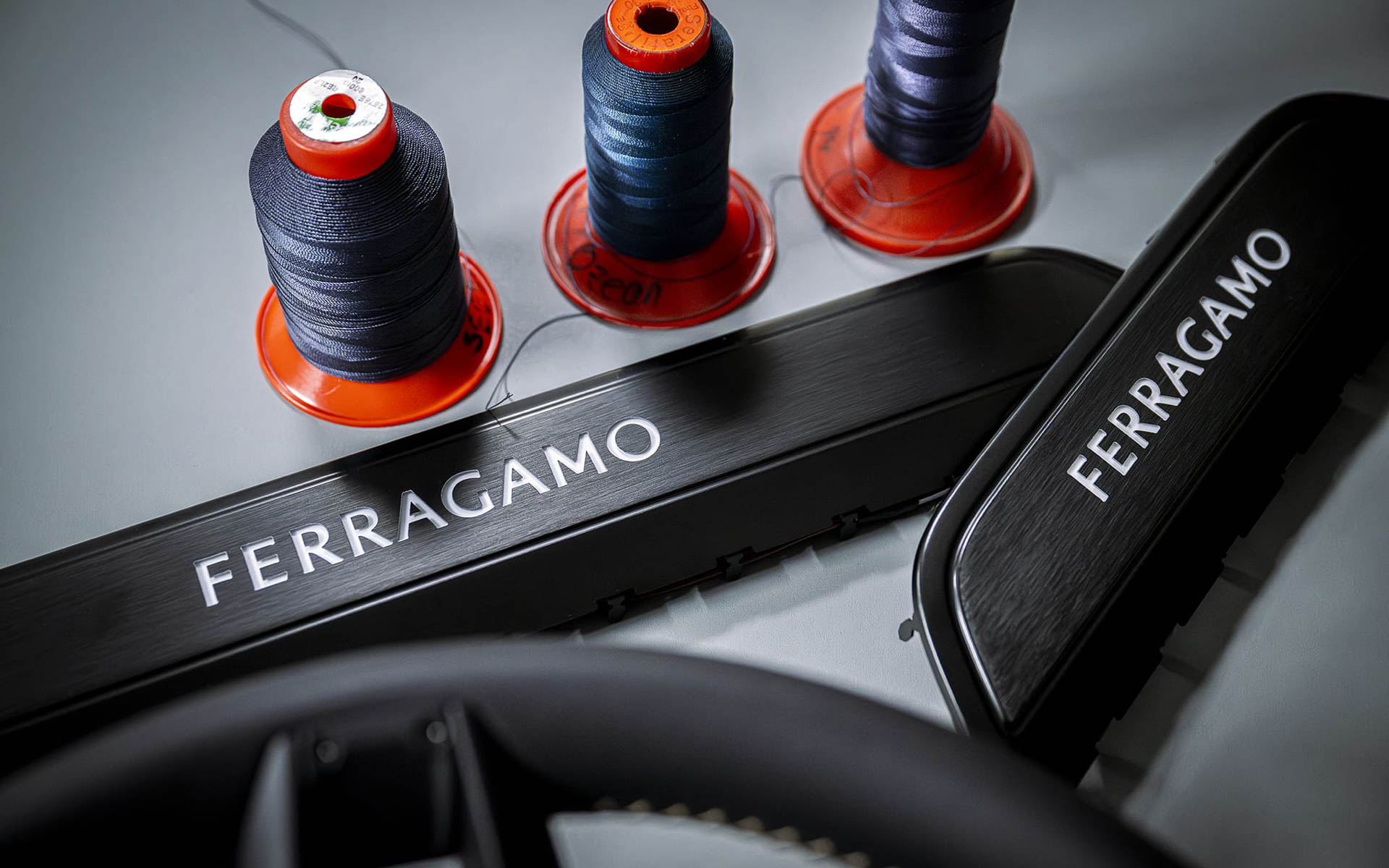 白の「FERRAGAMO」ロゴ