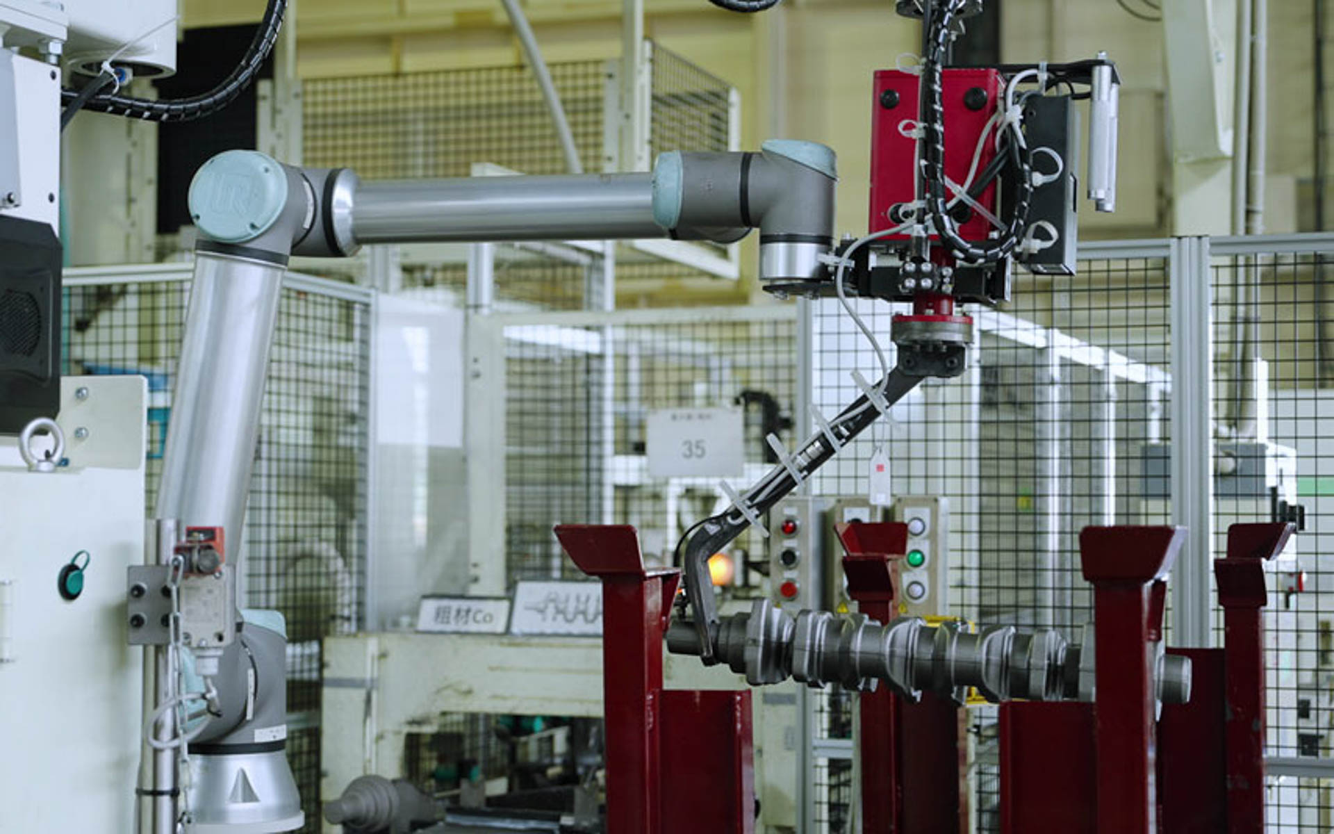 豊田自動織機が投入したユニバーサルロボットの協働ロボット「UR10e」