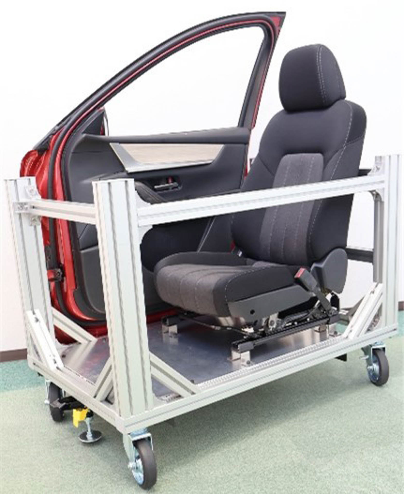 マツダが製作した「道路冠水時水圧体験ドア」