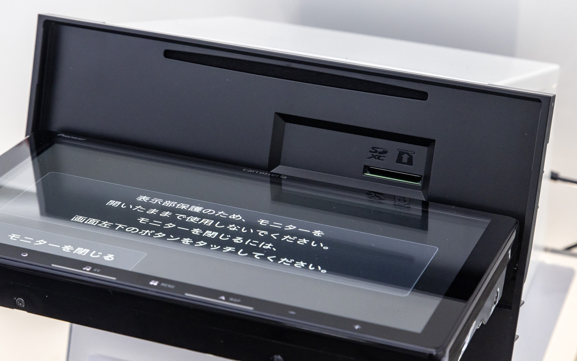 AVIC-RQ722-DCはフローティングタイプと違いDVD/CDドライブを搭載。まだまだ光学ドライブの需要は大きいという