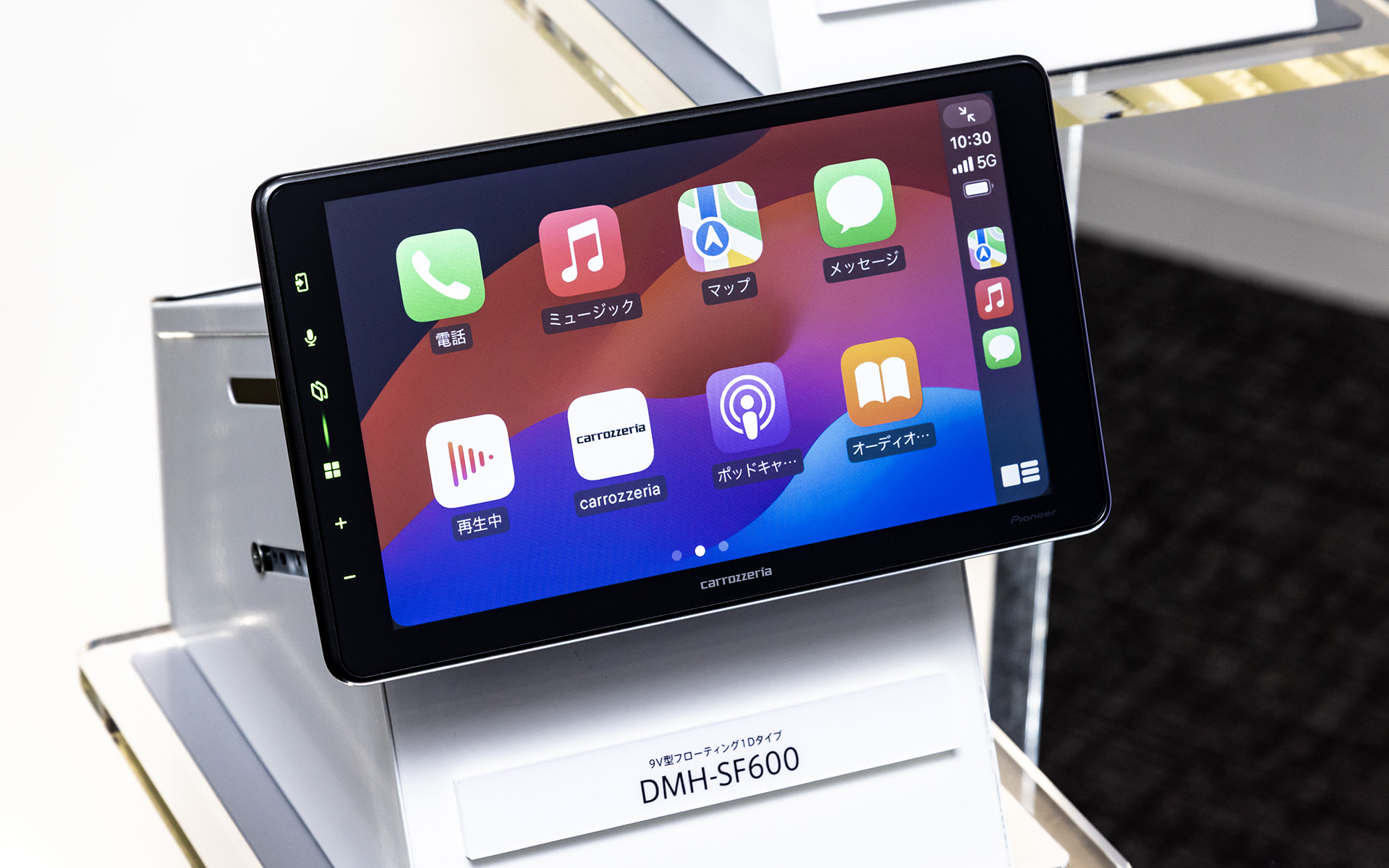 新製品となるDMH-SF600。1DINサイズの本体にフローティングタイプの9V型ディスプレイを搭載する