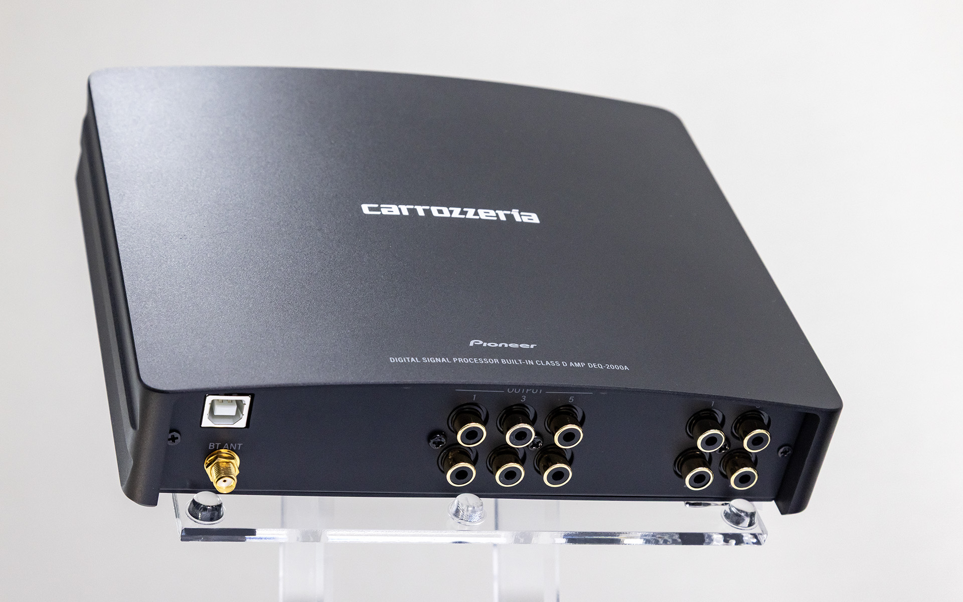 40W×4chアンプを内蔵するとともにスピーカー入出力が各4ch、プリアウトRCA出力6chなどを備える