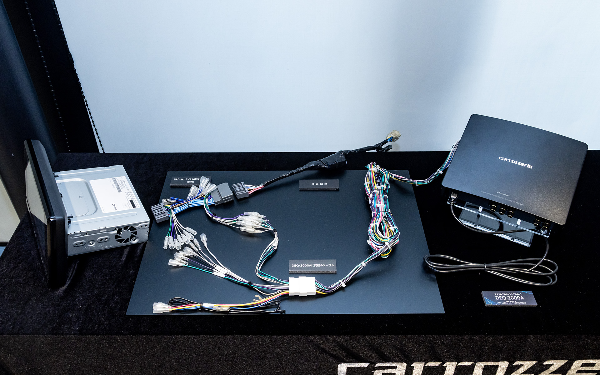 DEQ-2000Aの接続例。純正本体とコネクタの間に別売の「スピーカーライン入出力ケーブル」をはさむことでカンタンに装着が可能