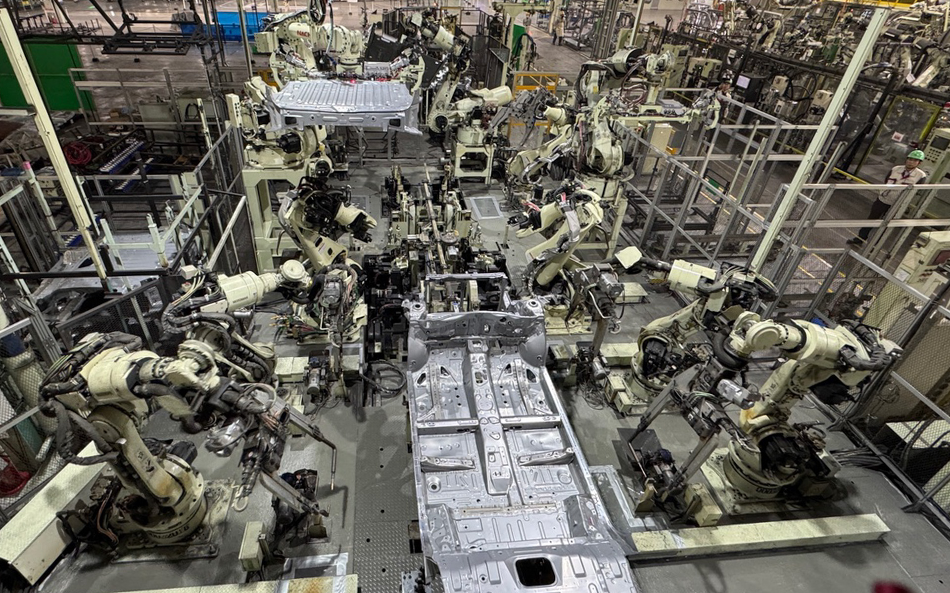 溶接工程ではボディのまわりに据えられたいくつものロボットが、それぞれ独特な動きで作業をしていくダイナミックな光景が印象的でした