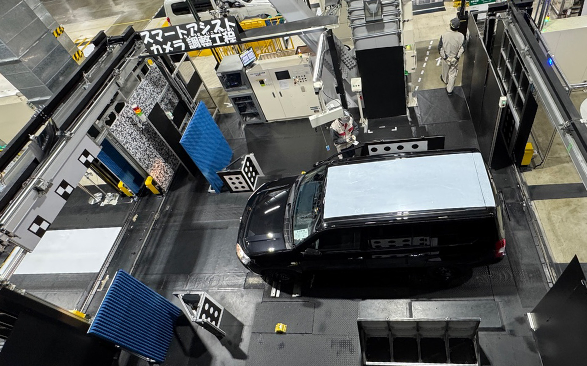 人によって厳しく検査されているスマートアシストやヘッドライトなどの検査工程。Uターンして入口と出口が並んでいるのがポイントだそうです