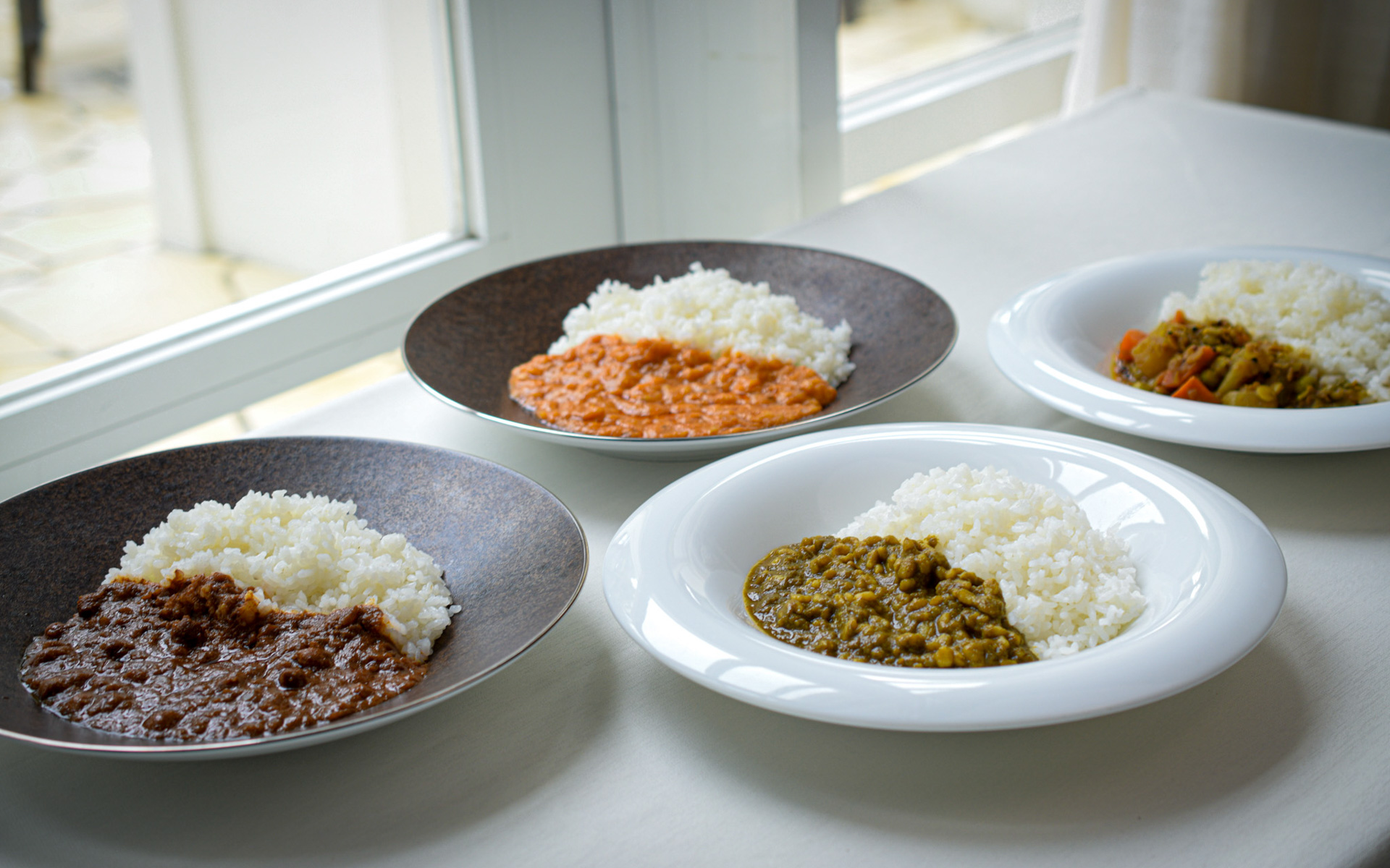 スズキと鳥善が共同開発した4種のレトルトカレー