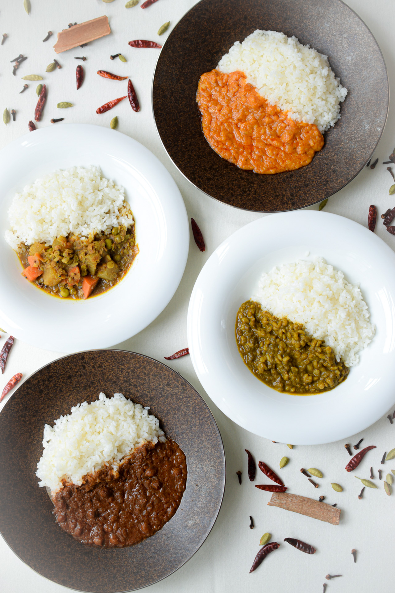 スズキと鳥善が共同開発した4種のレトルトカレー