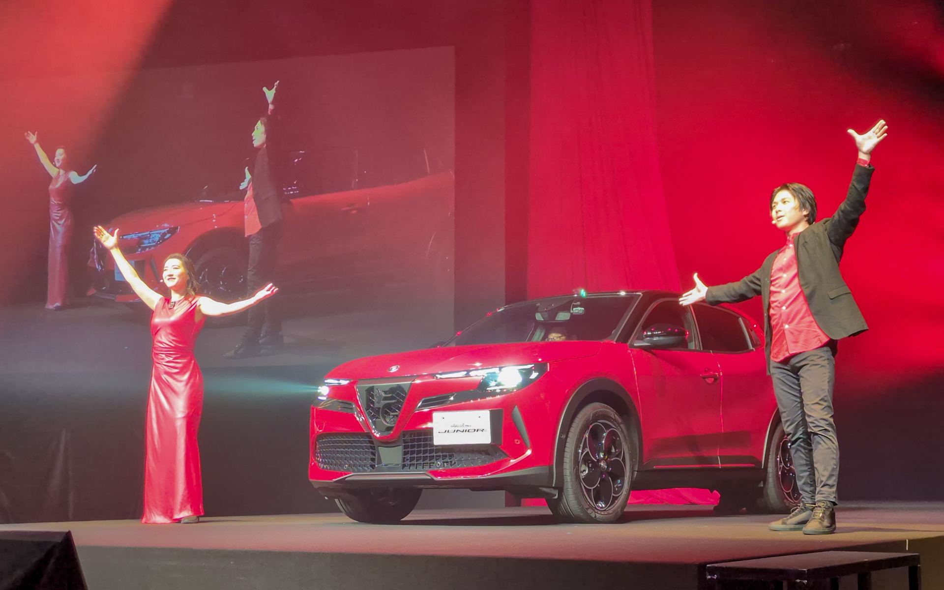 2人のオペラ歌手の生歌に出迎えられて新型ジュニアが登場