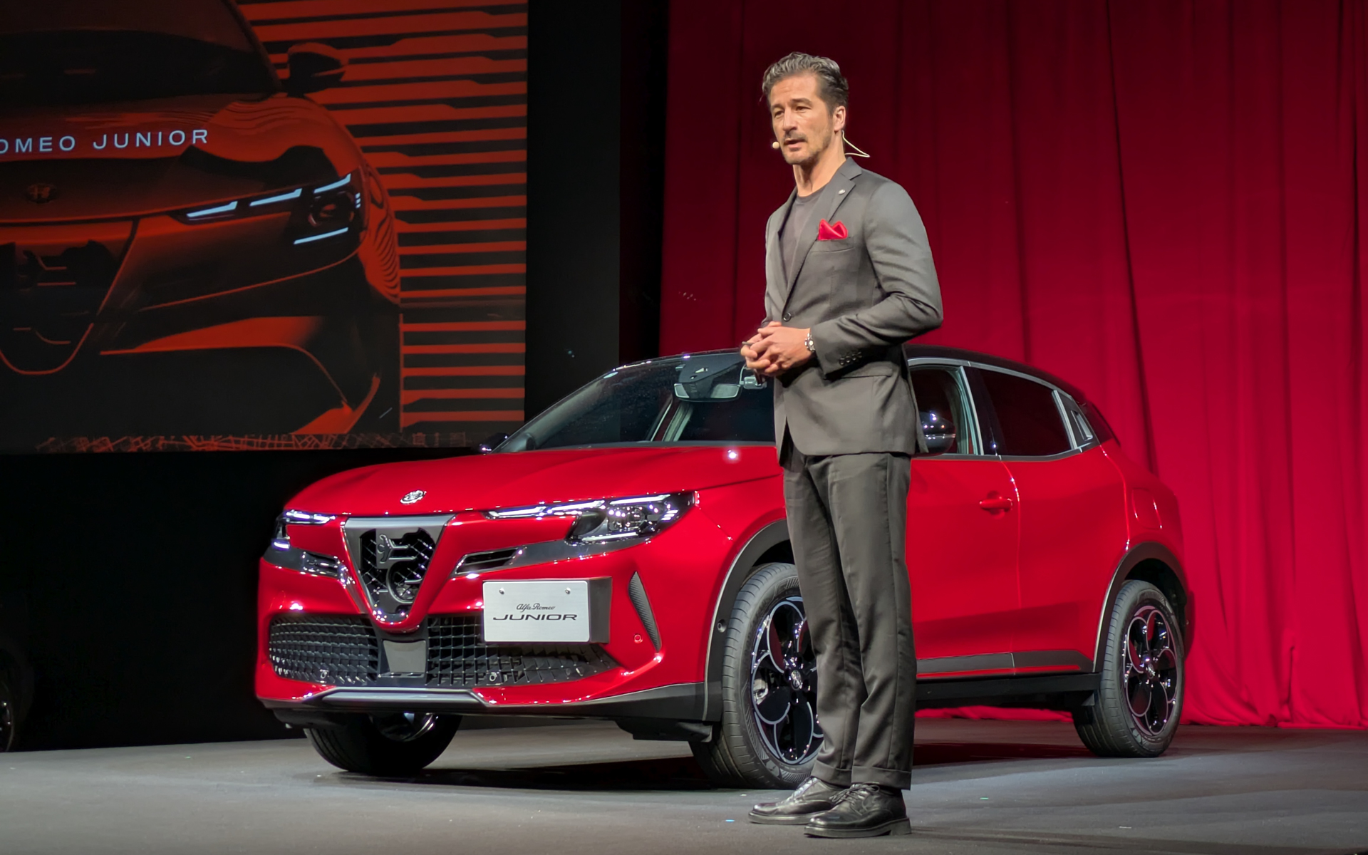 アルファ ロメオのチーフエクステリア AR デザイナー ボブ・ロムケス氏。欧州モデルのナンバープレートは中央下部にあるが、日本などではオフセットされ左右非対称の仕上がりとなってしまうが、ロムスケ氏は「そのスタイルも気に入っている」とコメントしていた