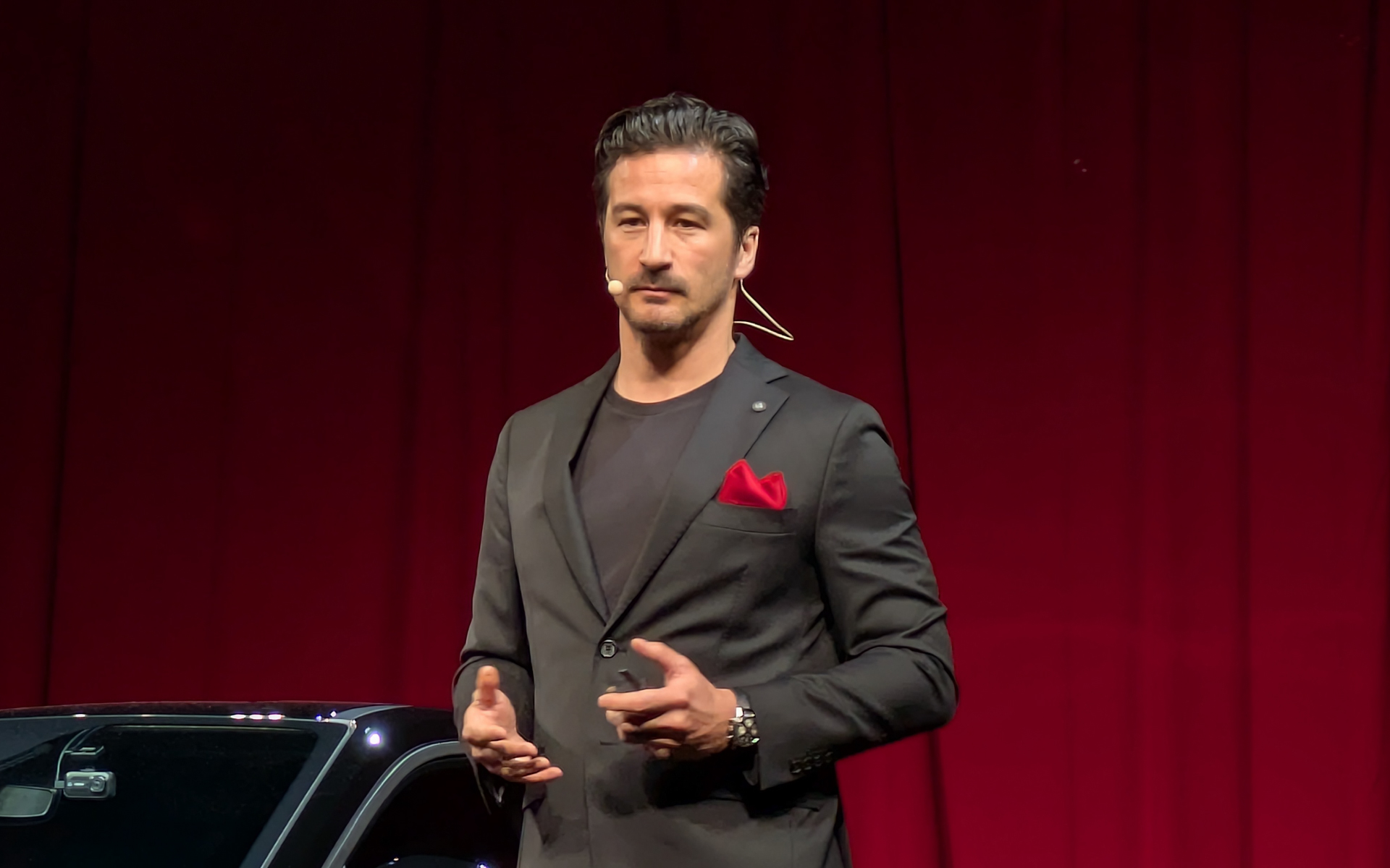 ロムケス氏は、「EVへの移行期間をできる限りスピーディにしなければならかったし、もっともコンパクトなボディでありながらも、そこには伝統や遊び心、大胆な表現も入れたかった」と語っていた