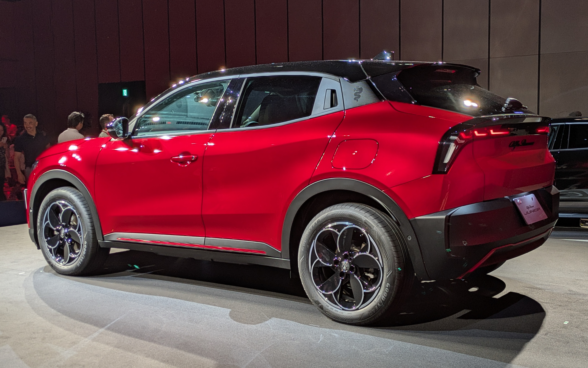 ボディサイズは4195×1780×1585mm（全長×全幅×全高）、ホイールベースは2560mm、最小回転半径は5.3m