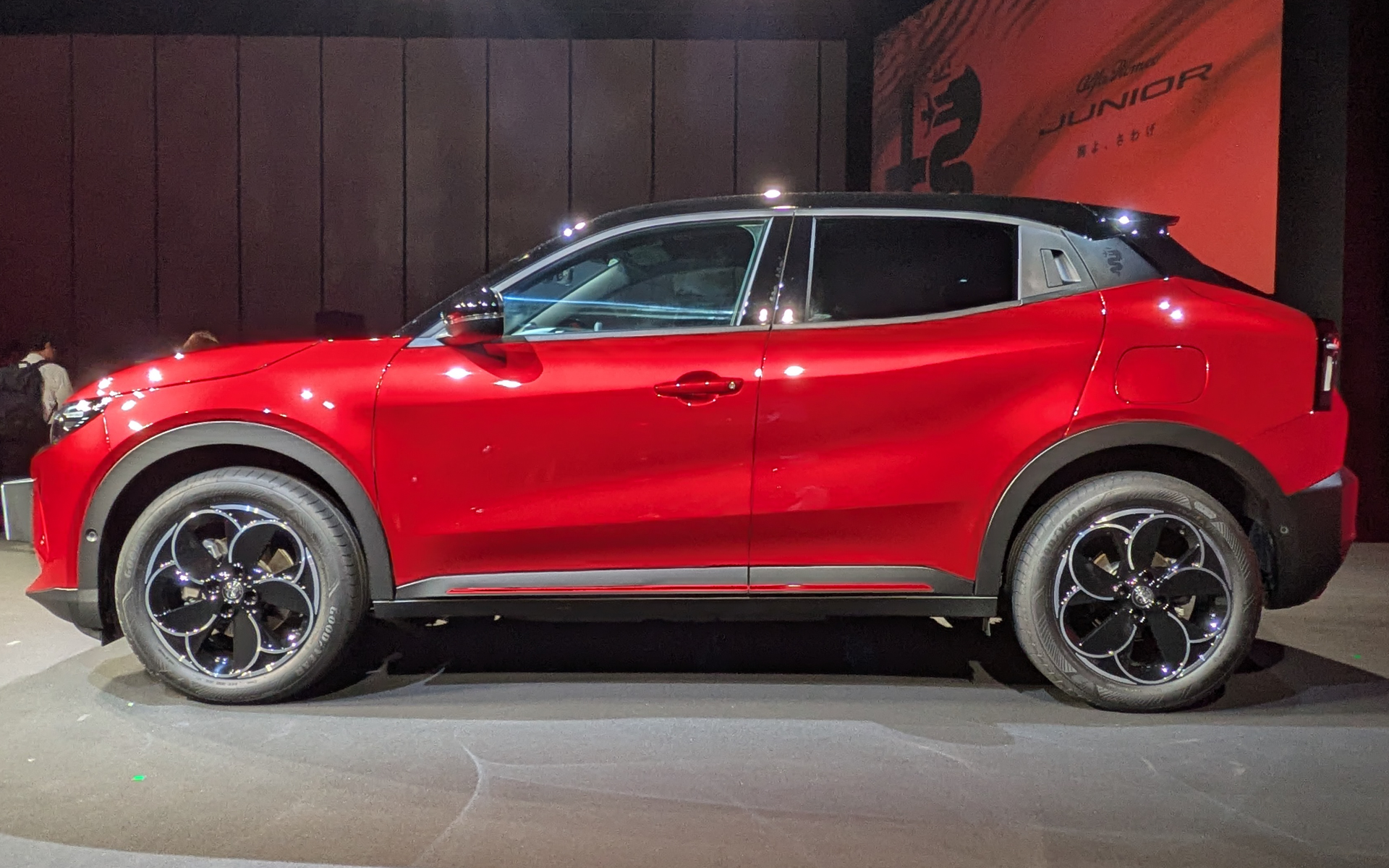 車重はBEVモデルのエレットリカが1580kg、ハイブリッドモデルのイブリダが1330kg（スペチアーレは1340kg）、