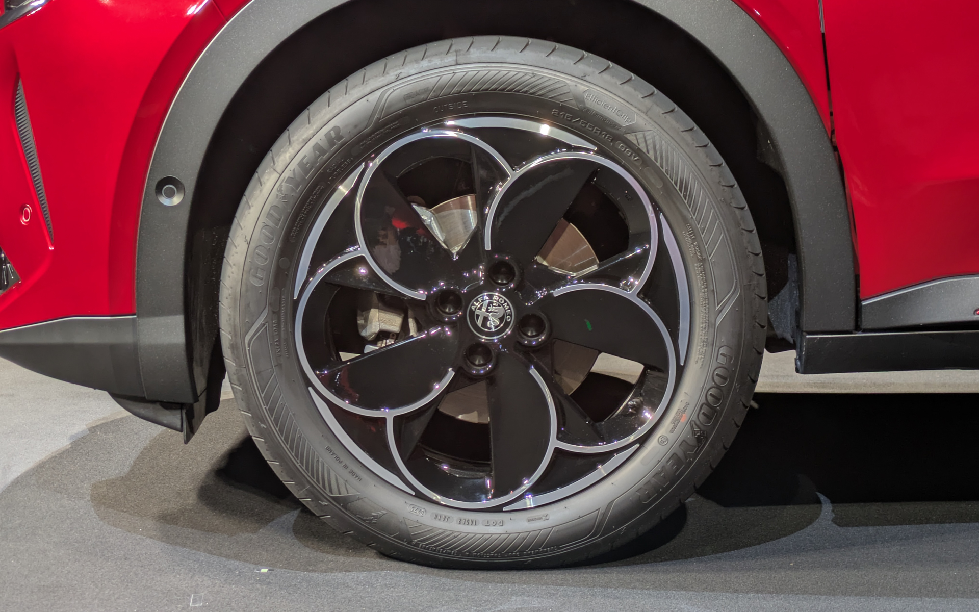 タイヤはグッドイヤーの「エフィシェントグリップ パフォーマンス2」サイズは前後とも215/55R18。ハイブリッドのエントリーモデルであるイブリダCOREのみ前後215/60R17となる