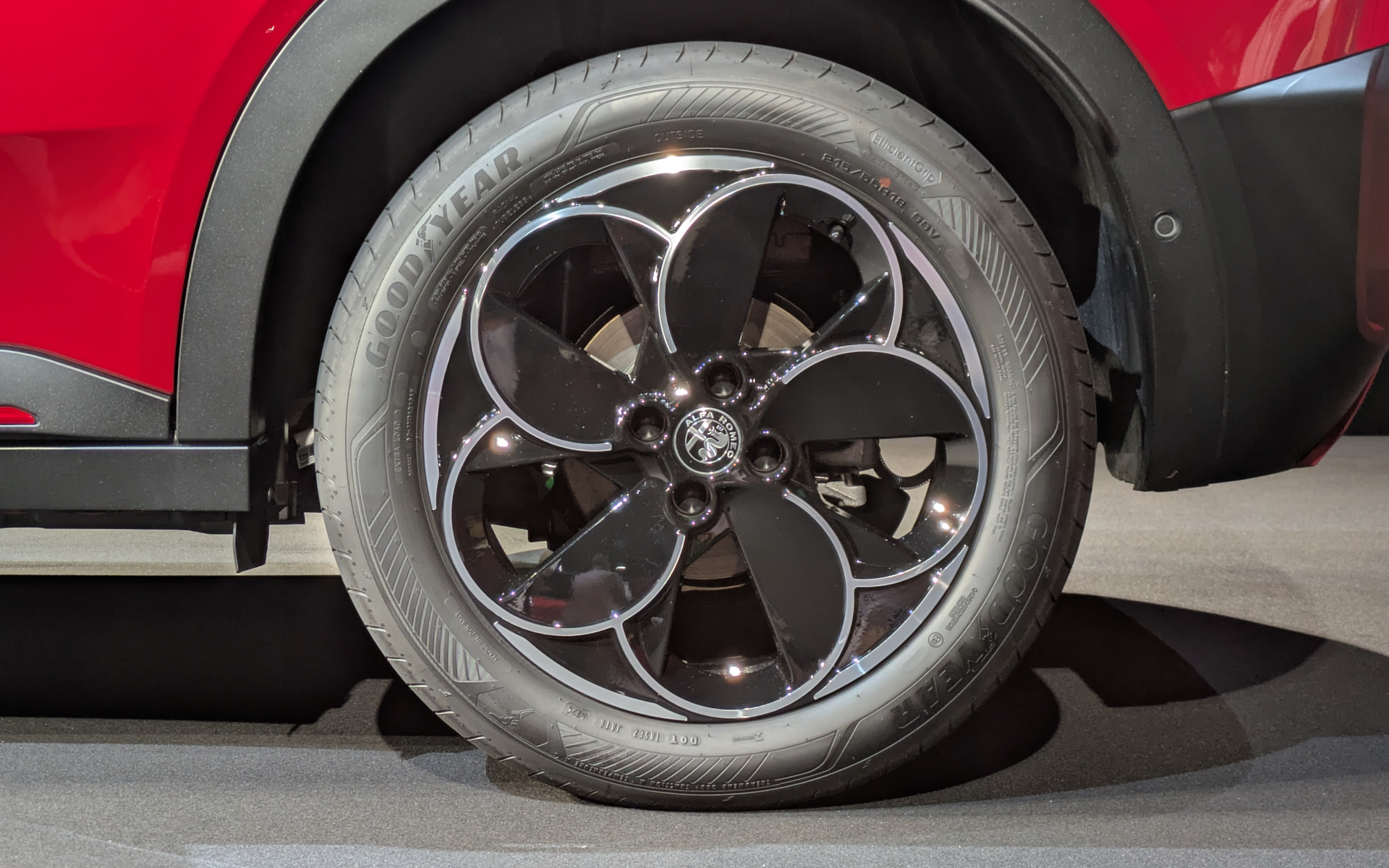 タイヤはグッドイヤーの「エフィシェントグリップ パフォーマンス2」サイズは前後とも215/55R18。ハイブリッドのエントリーモデルであるイブリダCOREのみ前後215/60R17となる