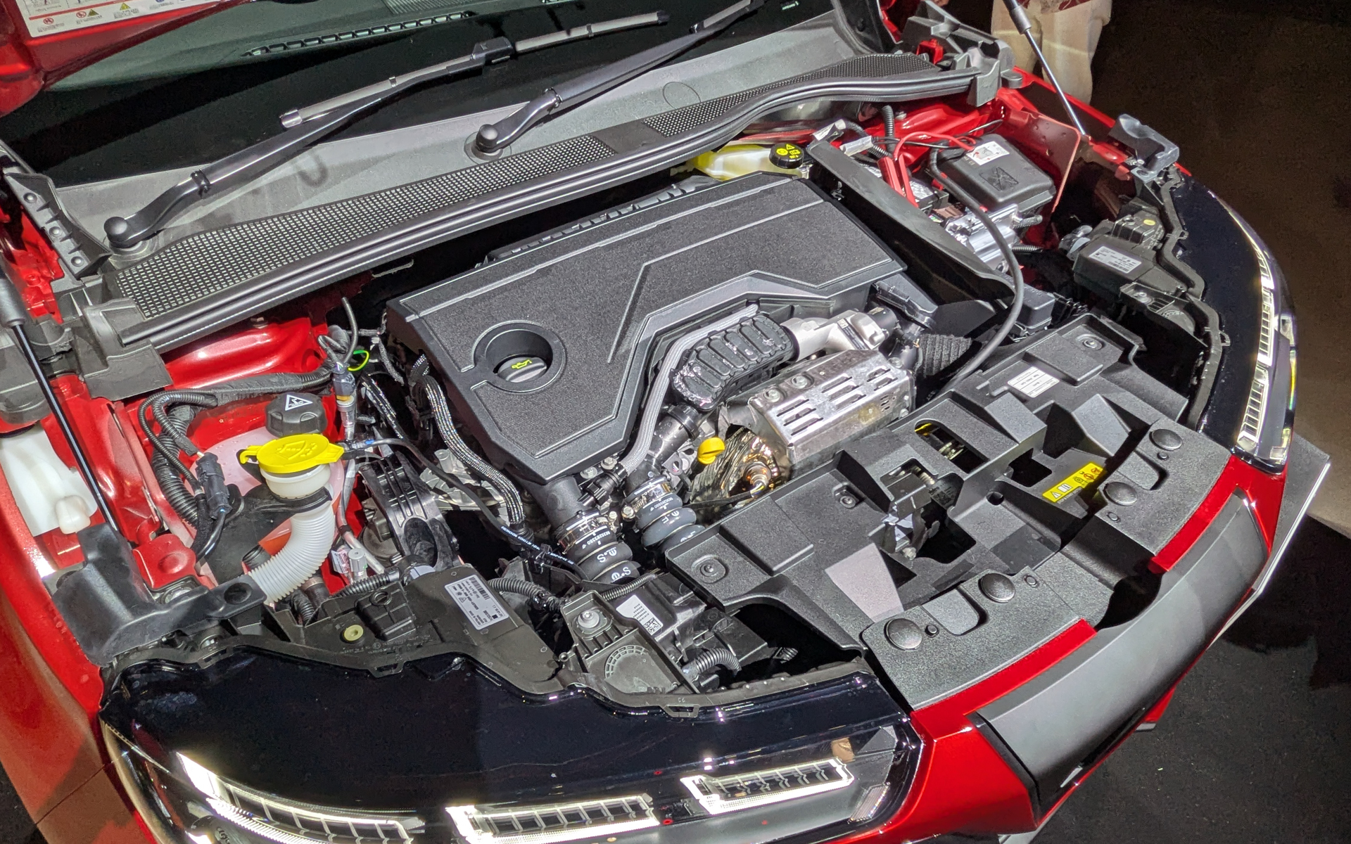 ハイブリッドモデル「イブリダ」のパワートレーンは、直列3気筒1.2リッターターボエンジン（最高出力100kW/5500rpm、最大トルク230Nm/1750rpm）に、最高出力16kW/4264rpm、最大トルク51Nm/750-2499rpmのモーターを内蔵した新開発の電子制御式6速デュアルクラッチトランスミッション（eDCT）、48Vバッテリからなるマイルドハイブリッド仕様。システム全体の最高出力は145PS、最大トルク230Nm