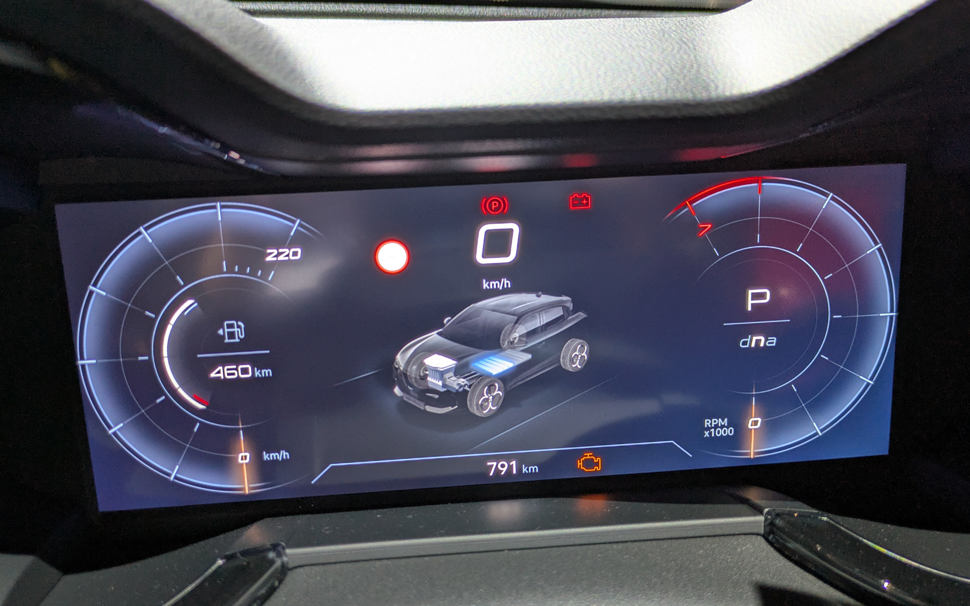 ハイブリッドモデル「イブリダ」のメーターにはエンジンを搭載したジュニアが、BEVの「エレットリカ」のメーターにはモーターのみのジュニアが描かれている