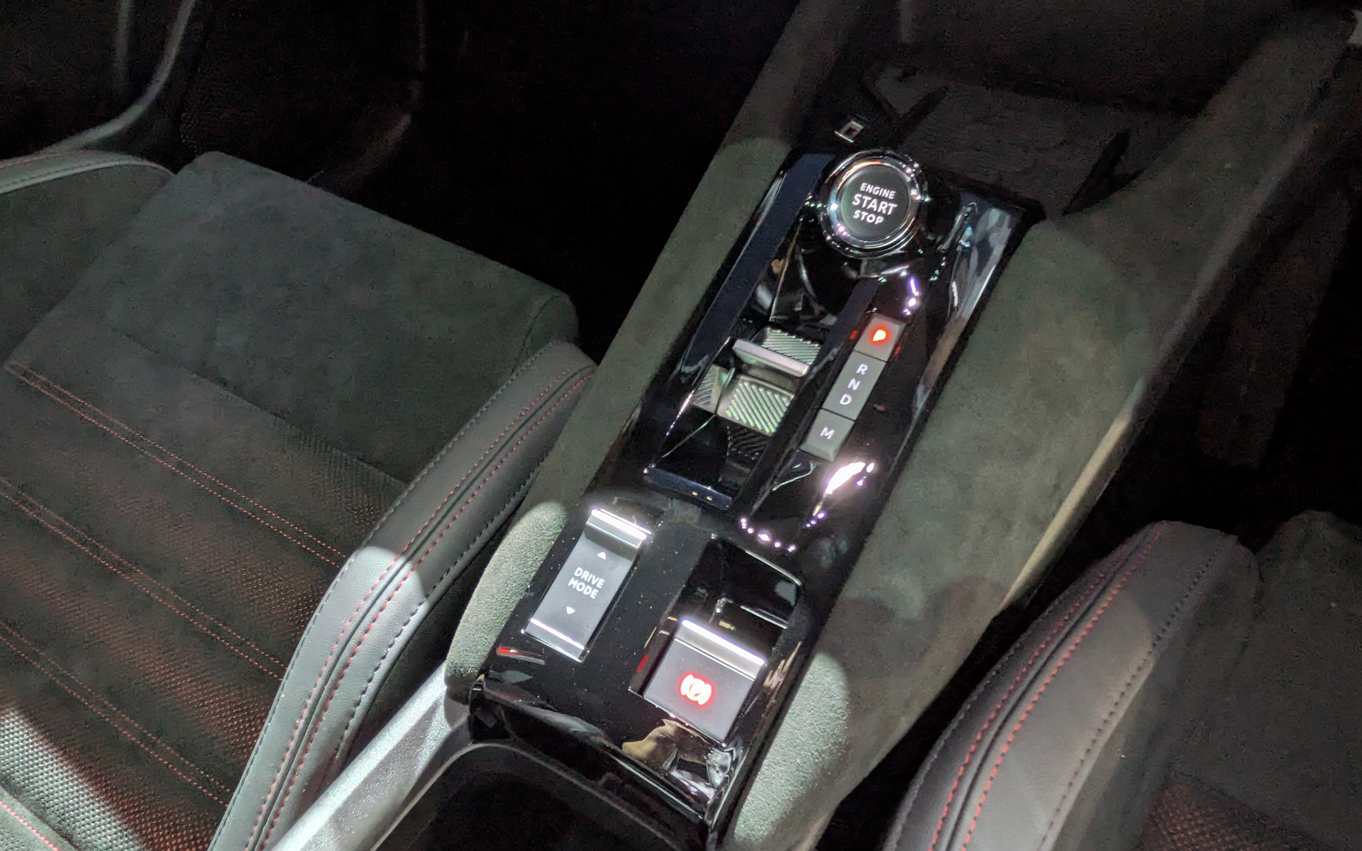 走行モードはスポーティな走りを実現するDynamic、普段づかいに最適なNatural、電費や燃費を最大限効率化したAdvanced Efficiencyの3つを用意