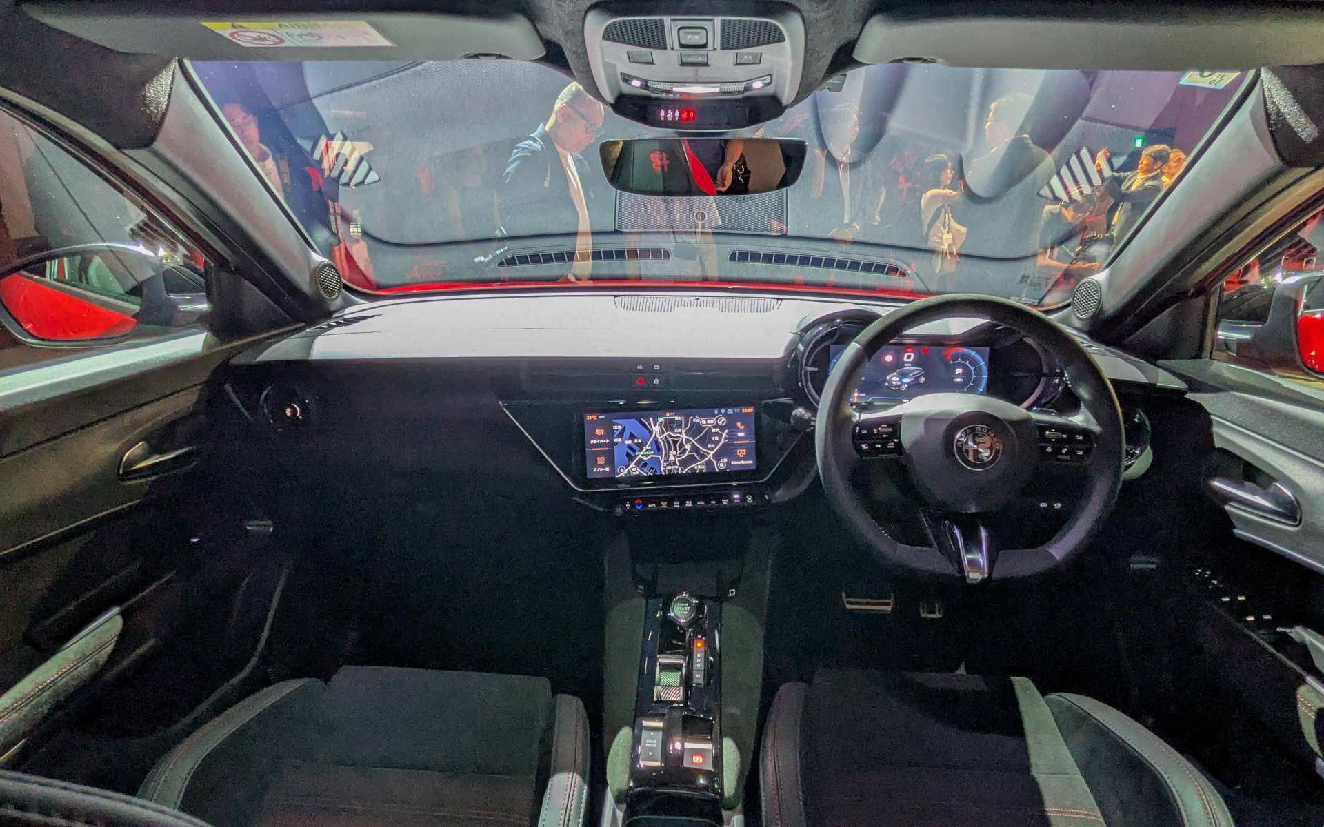 新型「ジュニア」の内装。撮影車両はハイブリッドモデルのイブリダ（プレミアム）