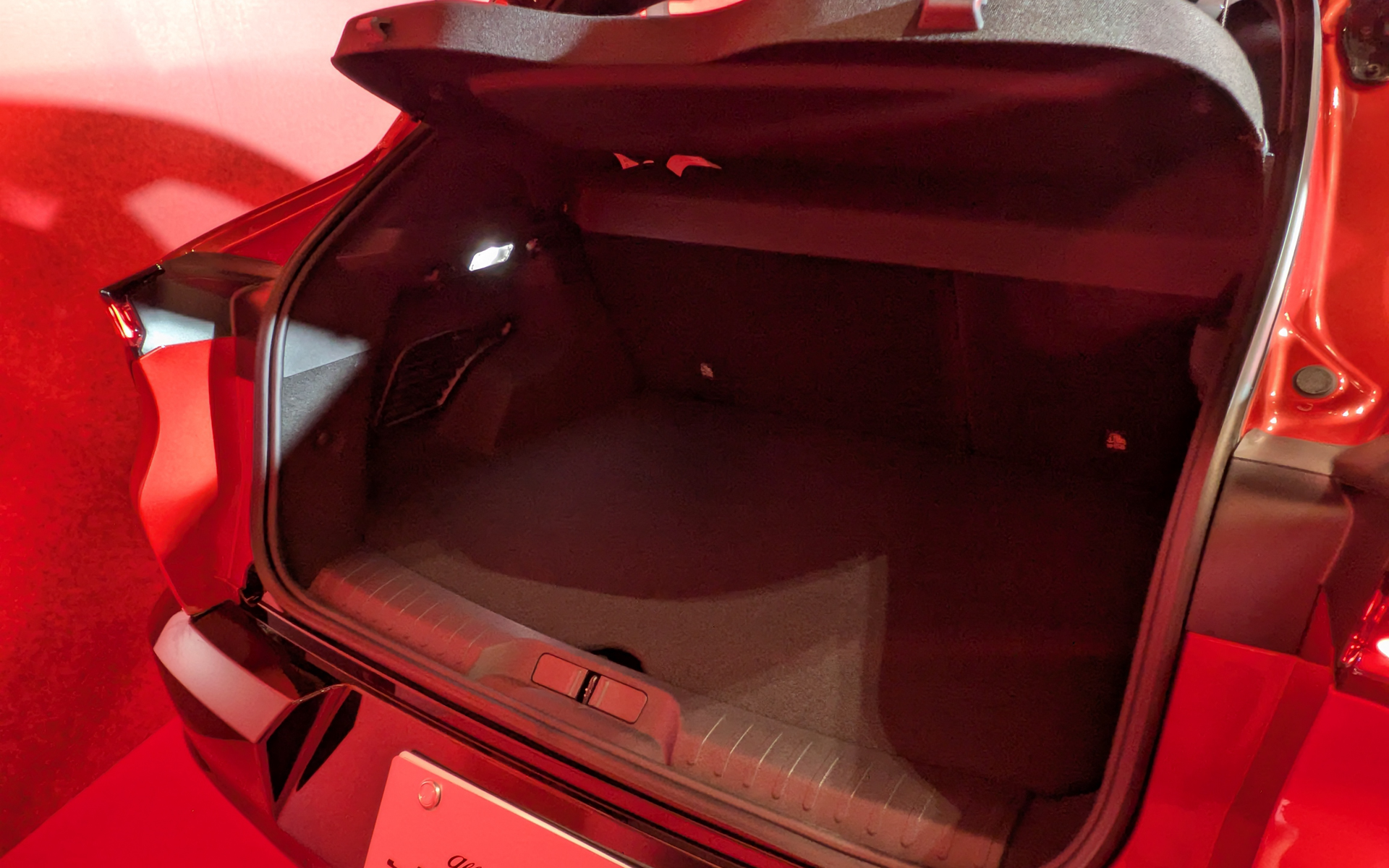 ラゲッジスペースは415Lを確保。後席は6：4の可倒式を採用している