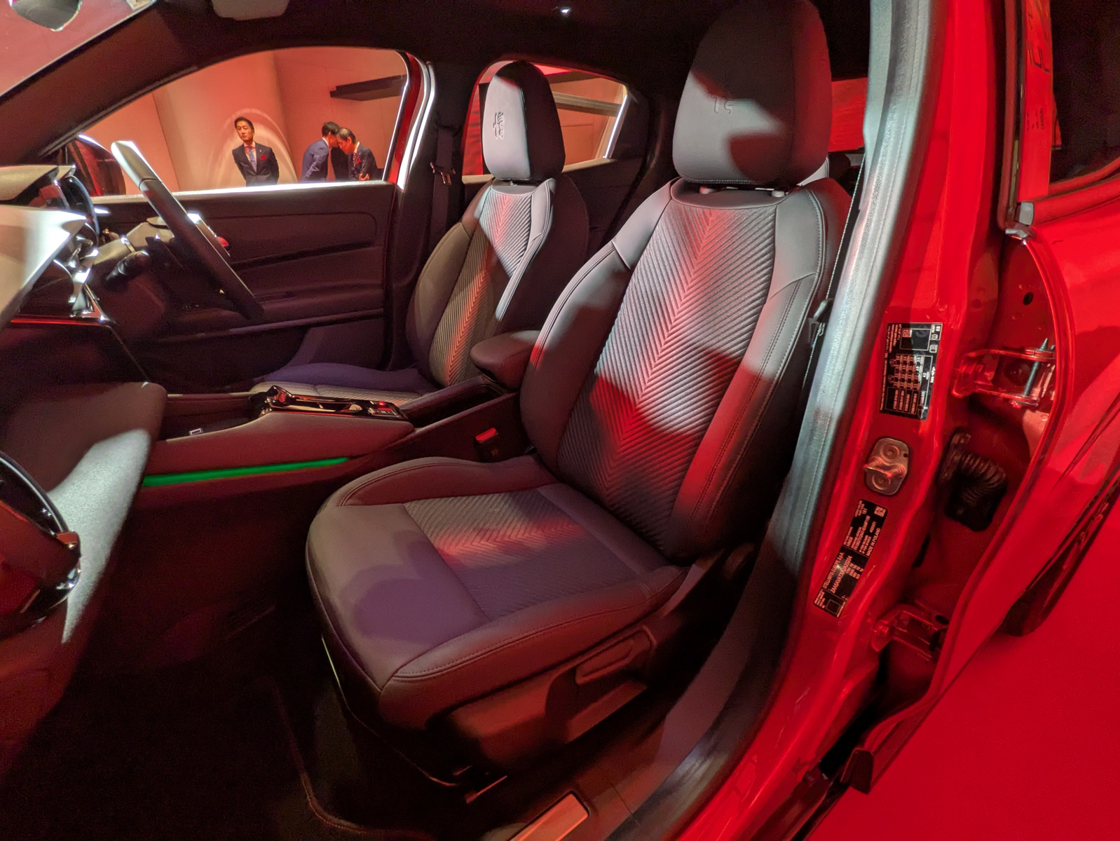 プレミアムグレードのシートは、イブリダ、エレットリカともにファブリック/テクノレザーシートを採用