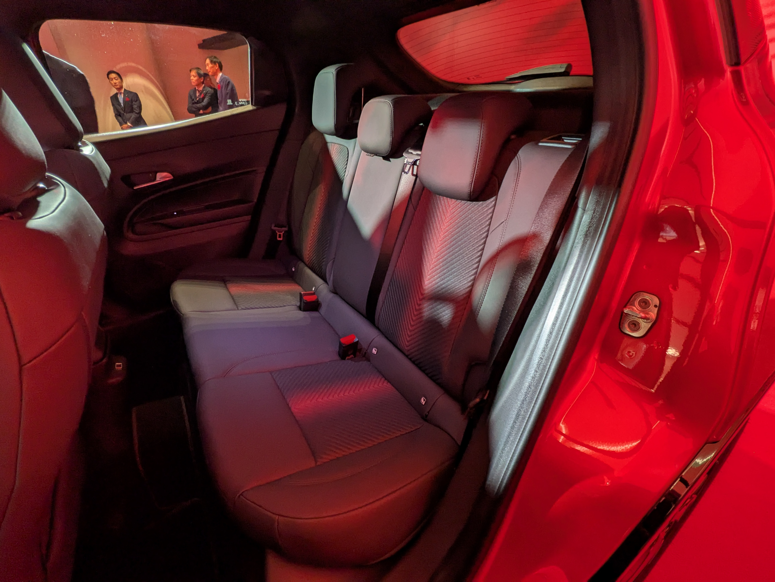 プレミアムグレードのシートは、イブリダ、エレットリカともにファブリック/テクノレザーシートを採用