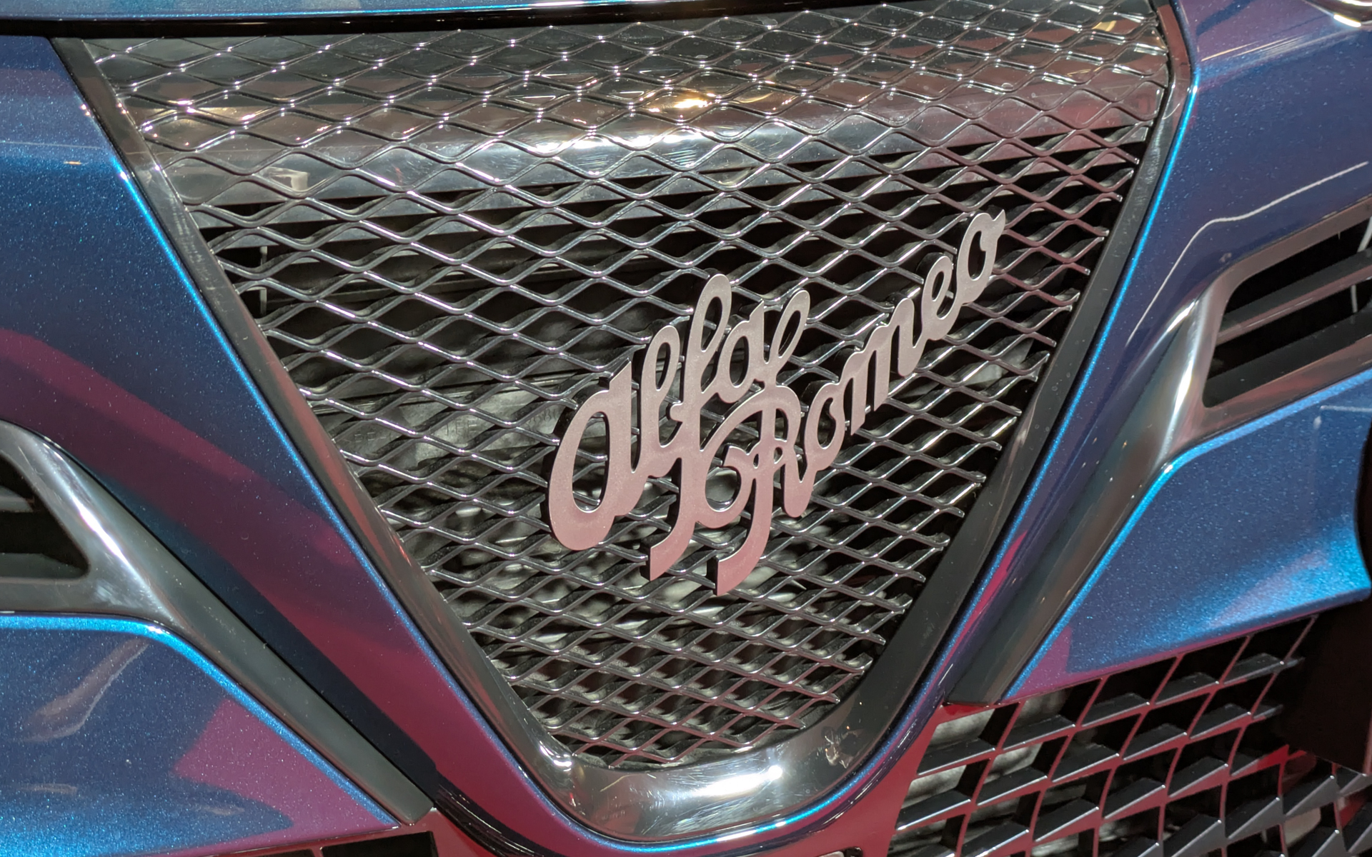 スクデット（逆三角形の部分）は、ビスチオーネ（ブランドを象徴する蛇）を描いた“プログレッソ”と、メッシュに筆記体で「alfa Romeo」と文字の並ぶスクデットは“レジェンダ”の2種類