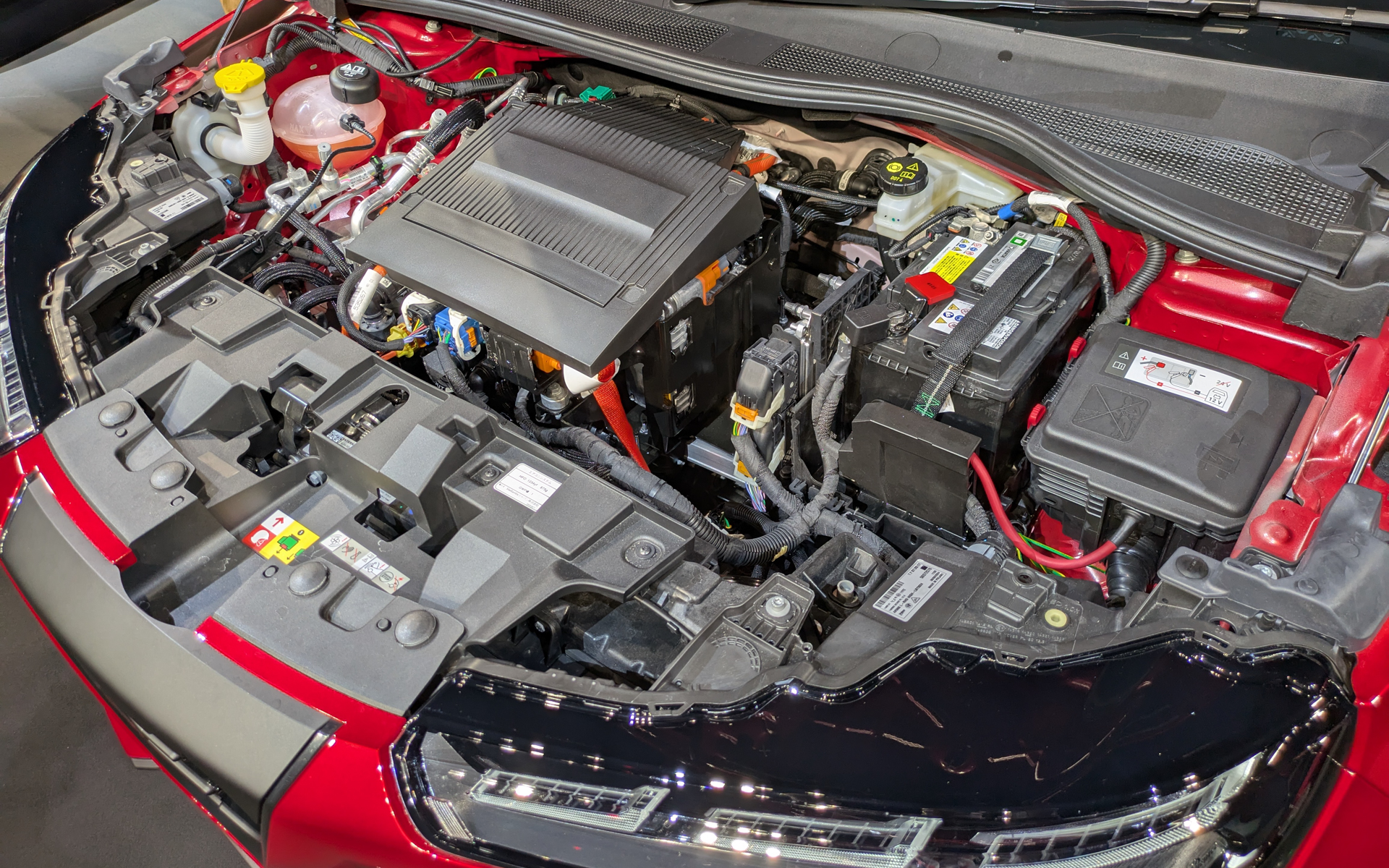 エレットリカの駆動モーターは最高出力115kW（156PS）、最大トルク270Nmを発生。54kWの大容量リチウムイオンバッテリを搭載し、最大494km（WLTP）の航続距離を実現した