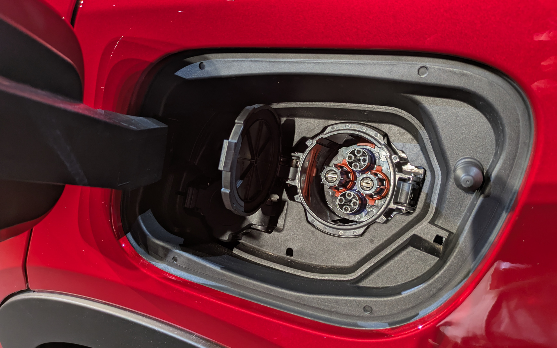 BEVモデル「エレットリカ」は普通充電と急速充電（CHAdeMO）を左後方に完備。ハイブリッドモデル「イブリダ」は給油口となる