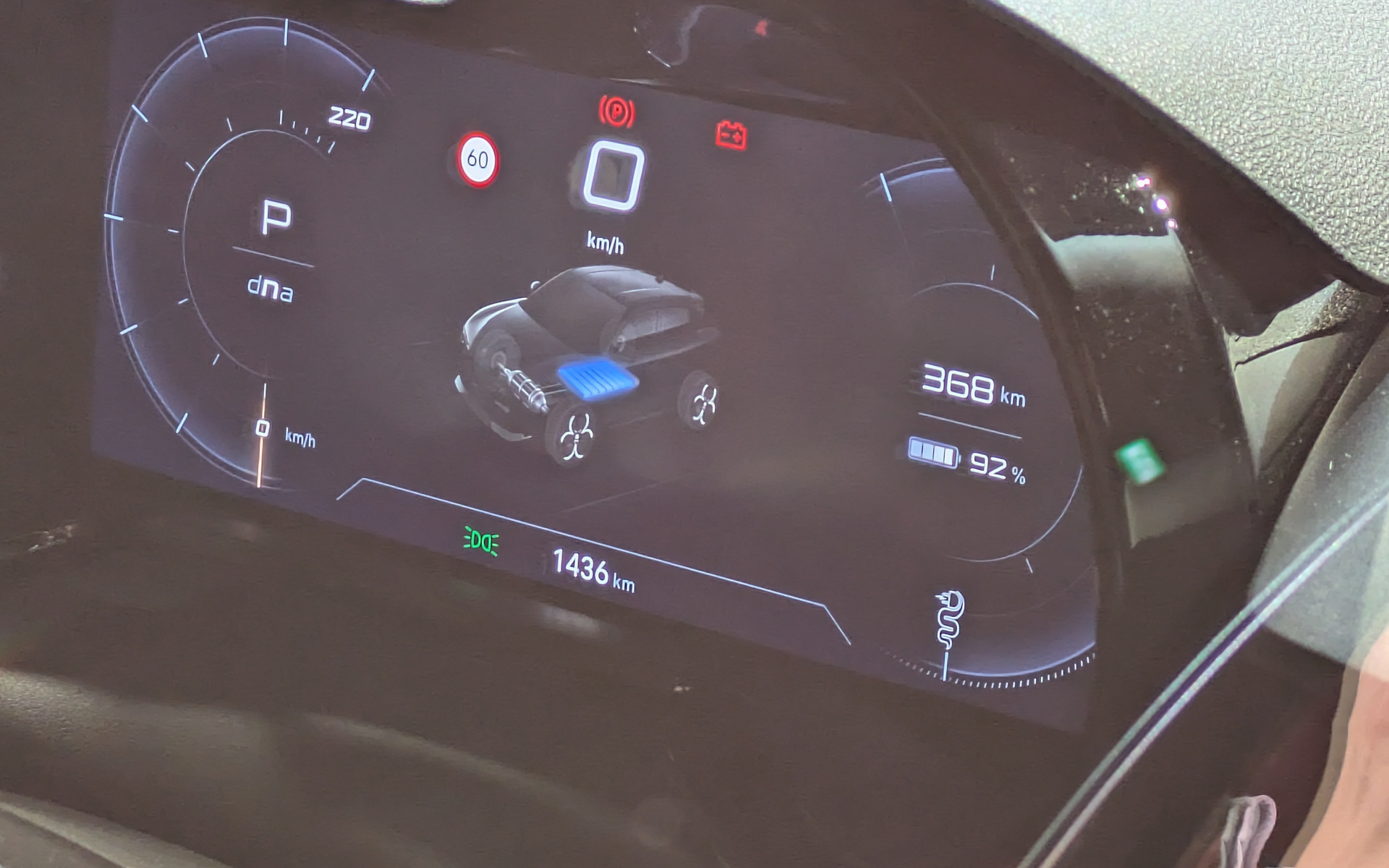 ハイブリッドモデル「イブリダ」のメーターにはエンジンを搭載したジュニアが、BEVの「エレットリカ」のメーターにはモーターのみのジュニアが描かれている