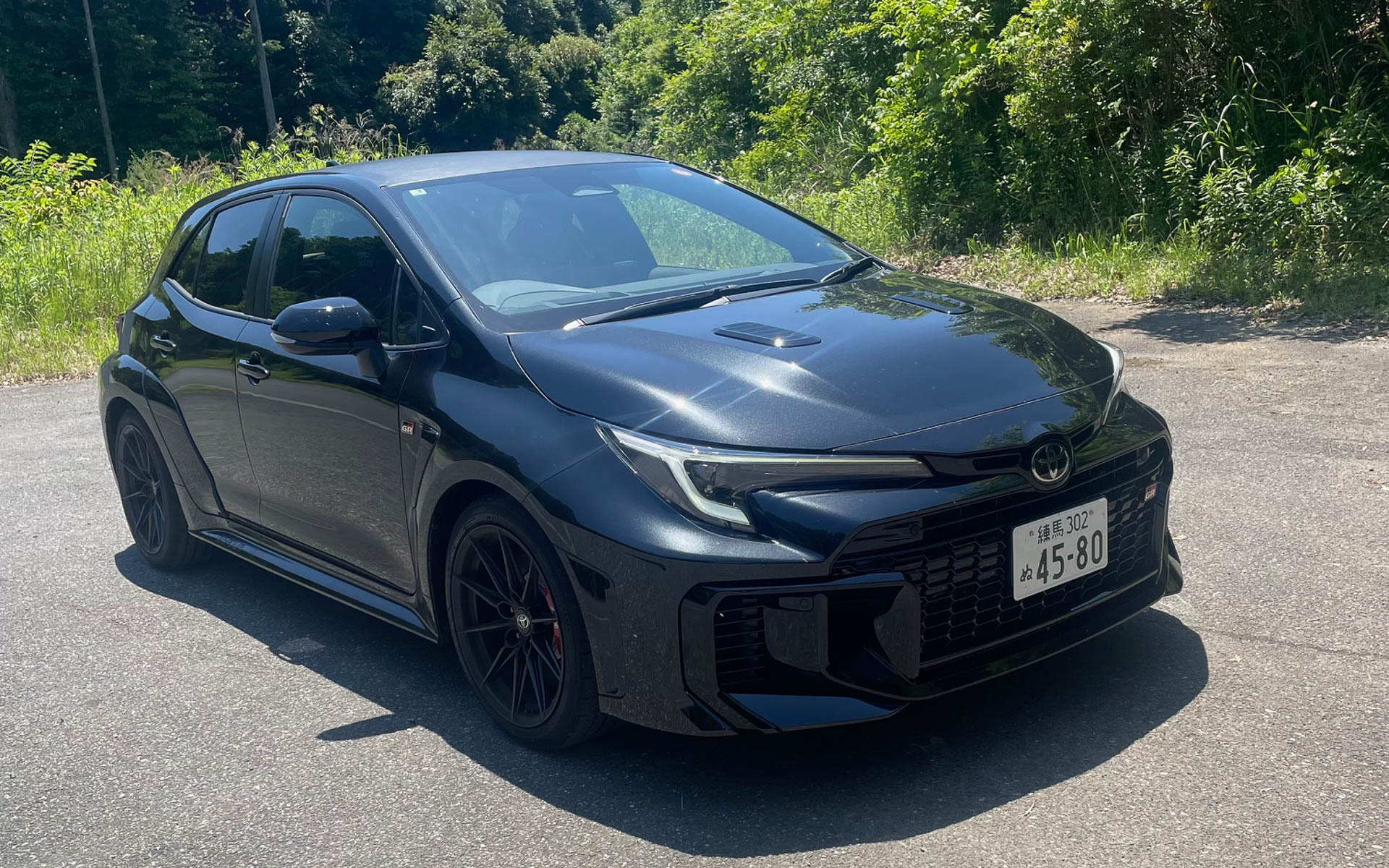 GRカローラ。夏の強い日差しだとガンメタは真っ黒に見え迫力満点