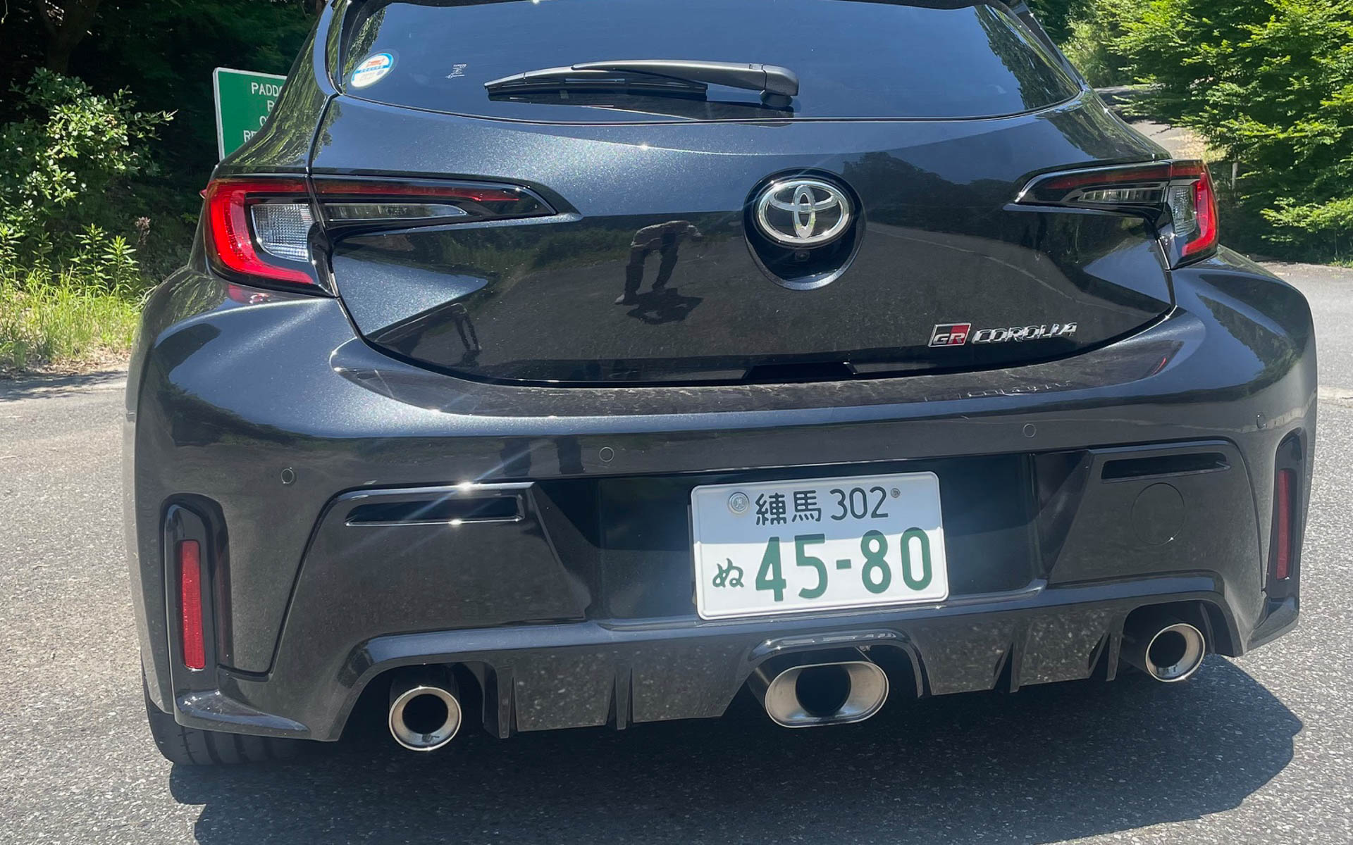 3本出しマフラーがユニークなリアエンド。3気筒ターボを表してストーリーがあって納得です