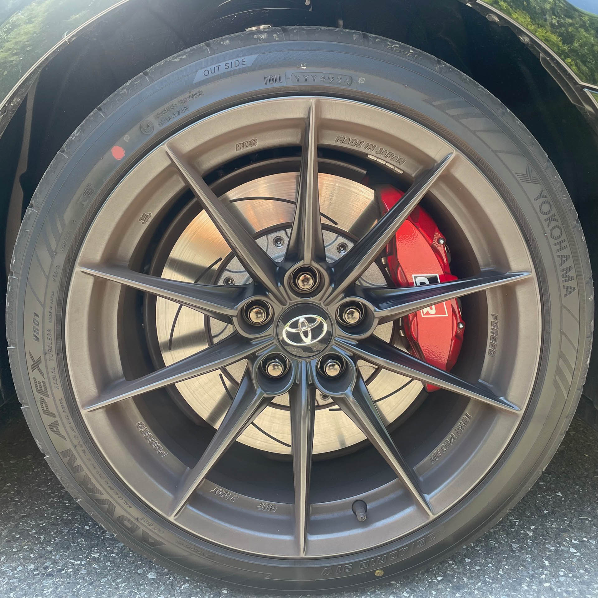 タイヤ/ホイール：タイヤはADVAN APEX V601。サイズは235/40R18。グリップも高く乗り心地とのバランスも取れたGRカローラによくマッチしたスポーツタイヤだ