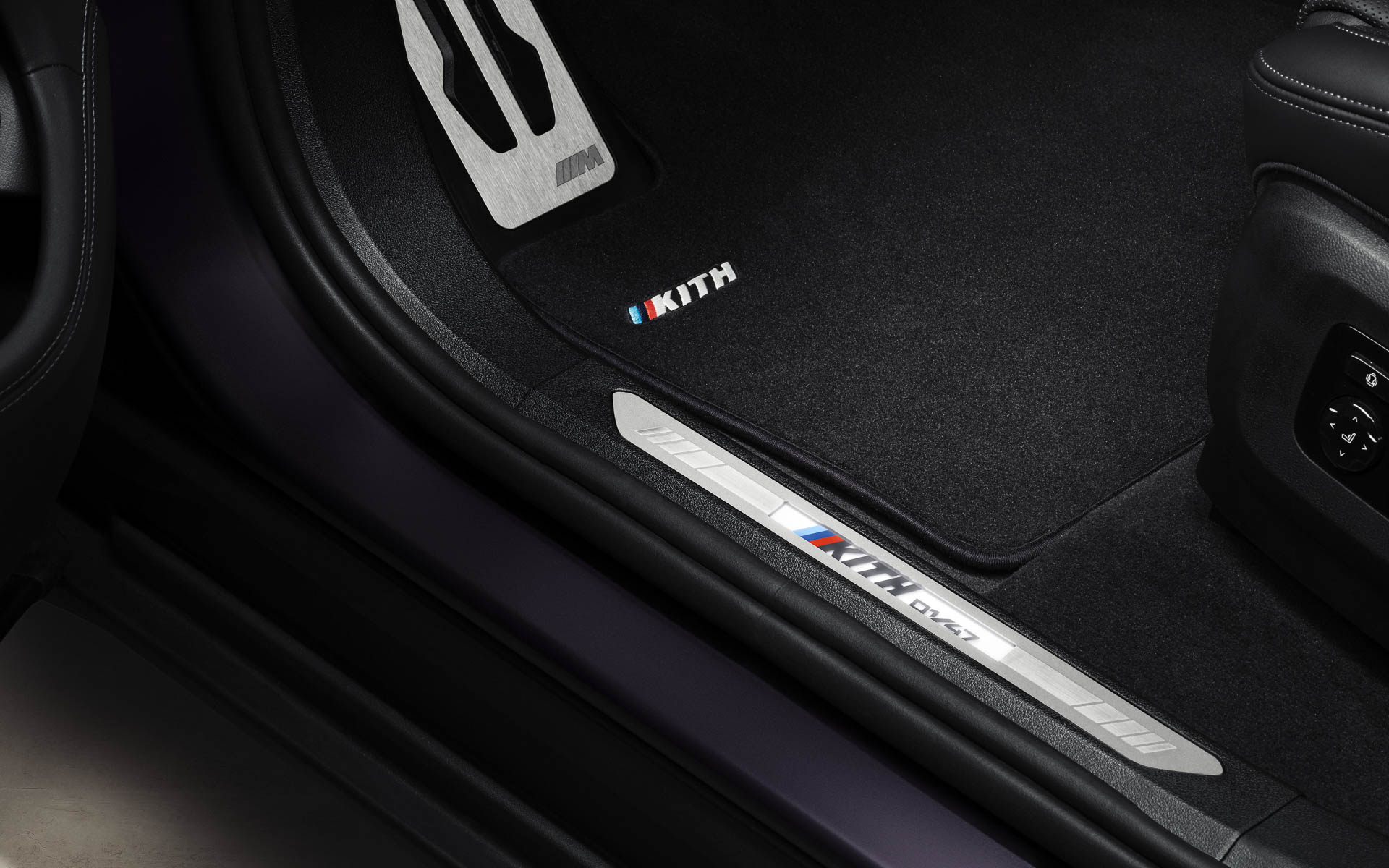 ドアシルには「1/47」と表記される