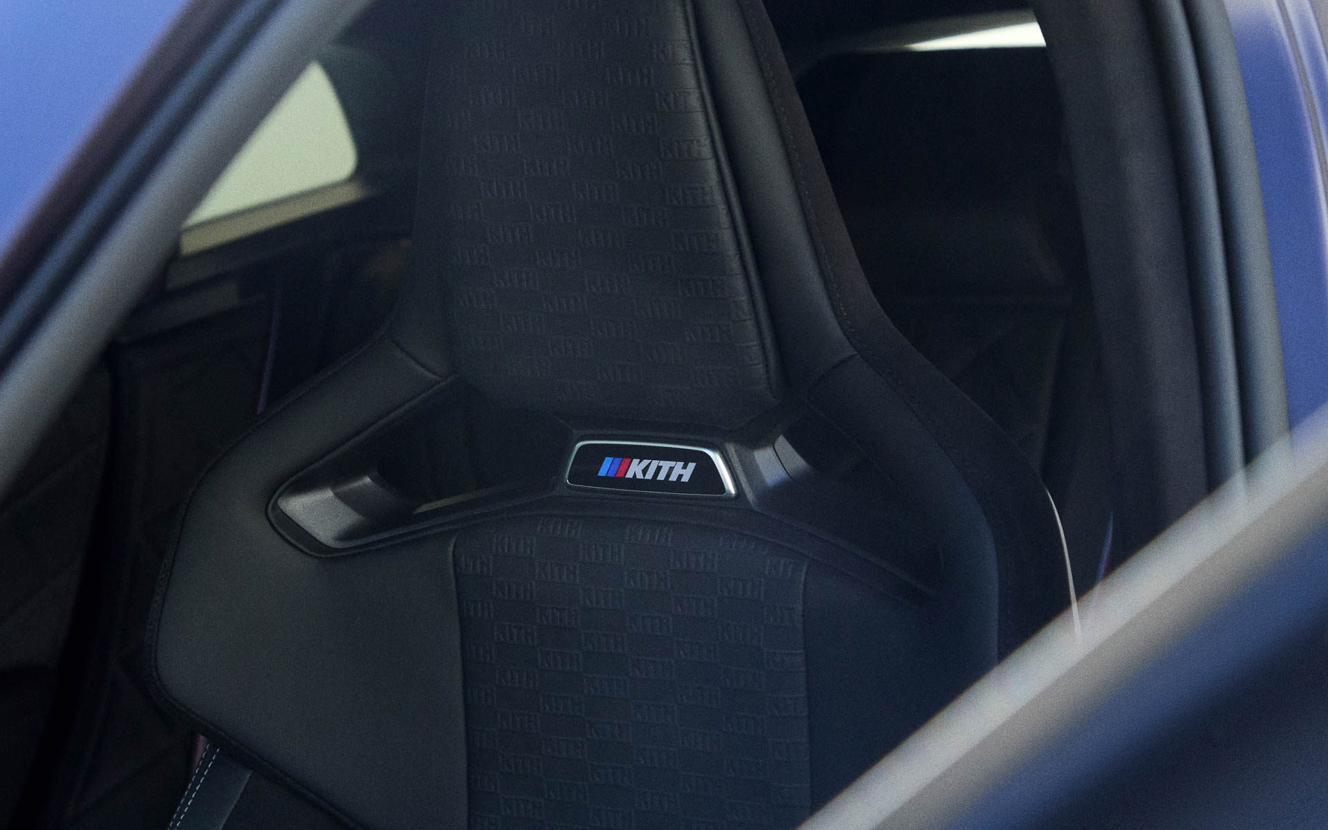 Mストライプと組み合わせたKithエンブレムを装着