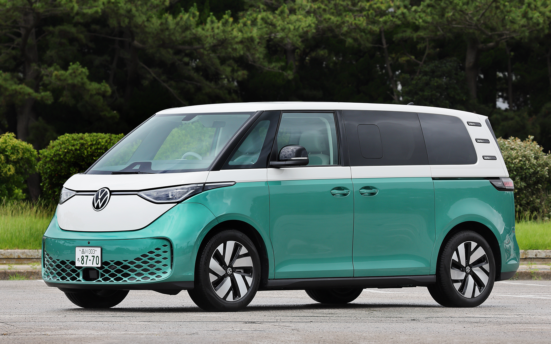 今回試乗したのは2-2-2のレイアウトを採用した6人乗りのノーマルホイールベース仕様「Pro」（888万9000円）。ミニバンタイプのBEVとしては日産自動車が「e-NV200」を2014年に発売（日本では2019年に販売終了）しているが、現在では日本唯一のミニバンEV。“ワーゲンバス”ことフォルクスワーゲン“Type 2”のヘリテージを継承した個性的なデザインが大きな特徴