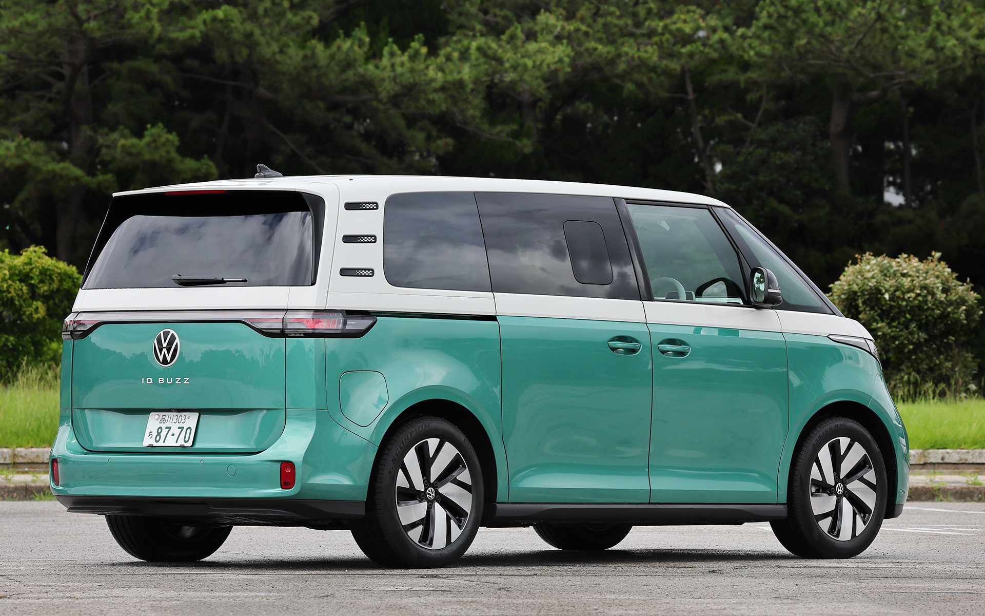 今回試乗したのは2-2-2のレイアウトを採用した6人乗りのノーマルホイールベース仕様「Pro」（888万9000円）。ミニバンタイプのBEVとしては日産自動車が「e-NV200」を2014年に発売（日本では2019年に販売終了）しているが、現在では日本唯一のミニバンEV。“ワーゲンバス”ことフォルクスワーゲン“Type 2”のヘリテージを継承した個性的なデザインが大きな特徴