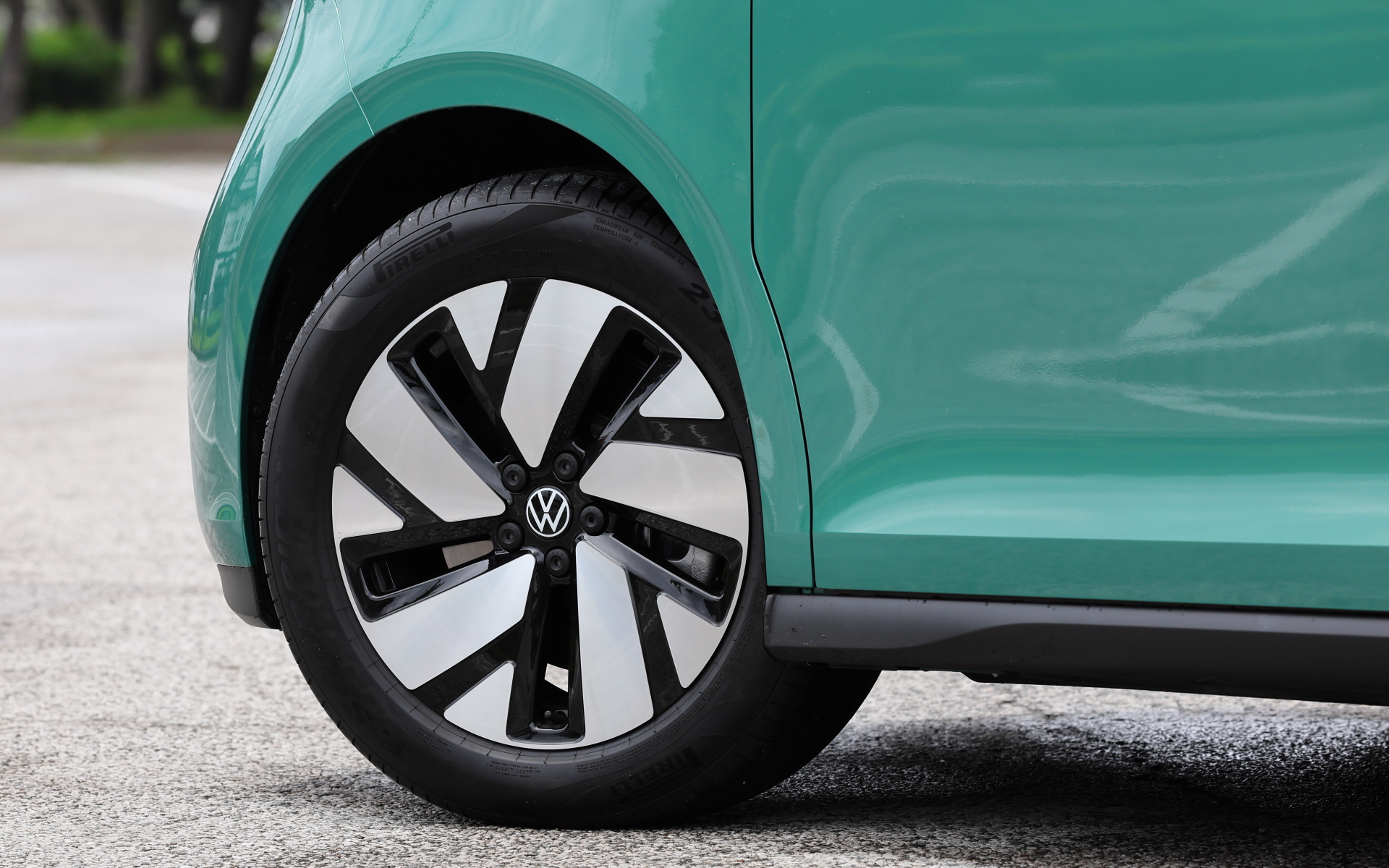 足下は19インチホイールにピレリ「SCORPION」の組み合わせ