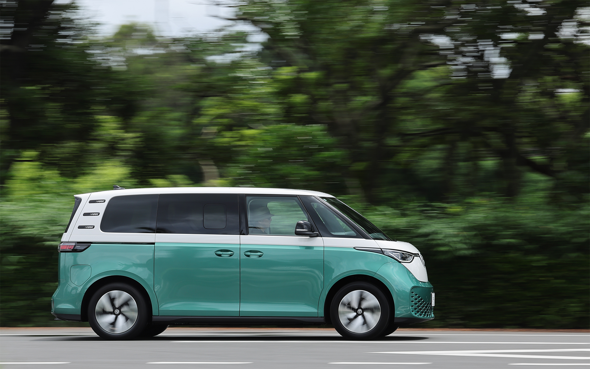 加速は緩やかだがアクセル強く踏むとそれなりに速い