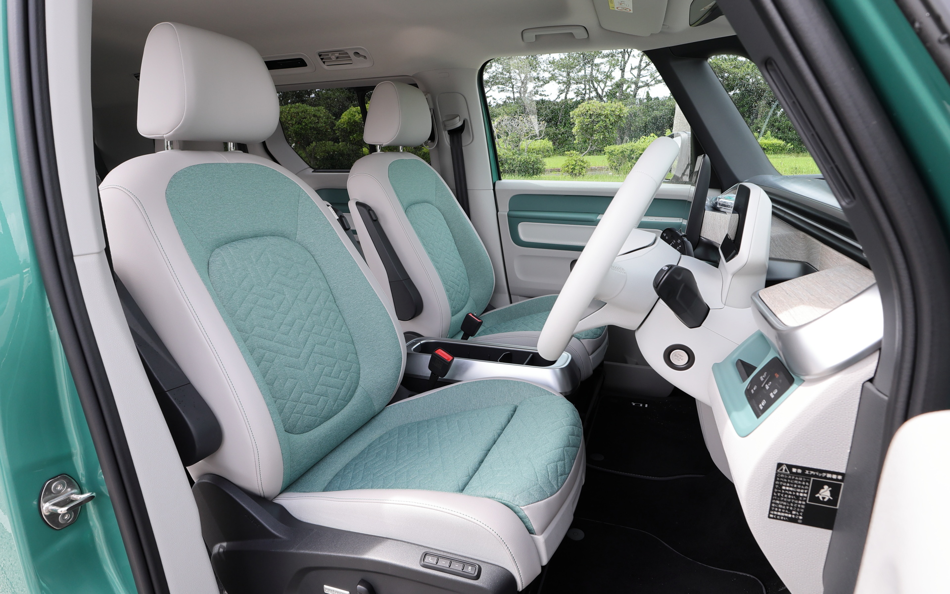 上から1/2/3列目シート。試乗車はLEDマトリックスヘッドライト“IQ. LIGHT”、運転席/助手席にリラクゼーション機能を備えたパワーシートなど快適装備をパッケージ化した「アップグレードパッケージ」（70万円）を装着