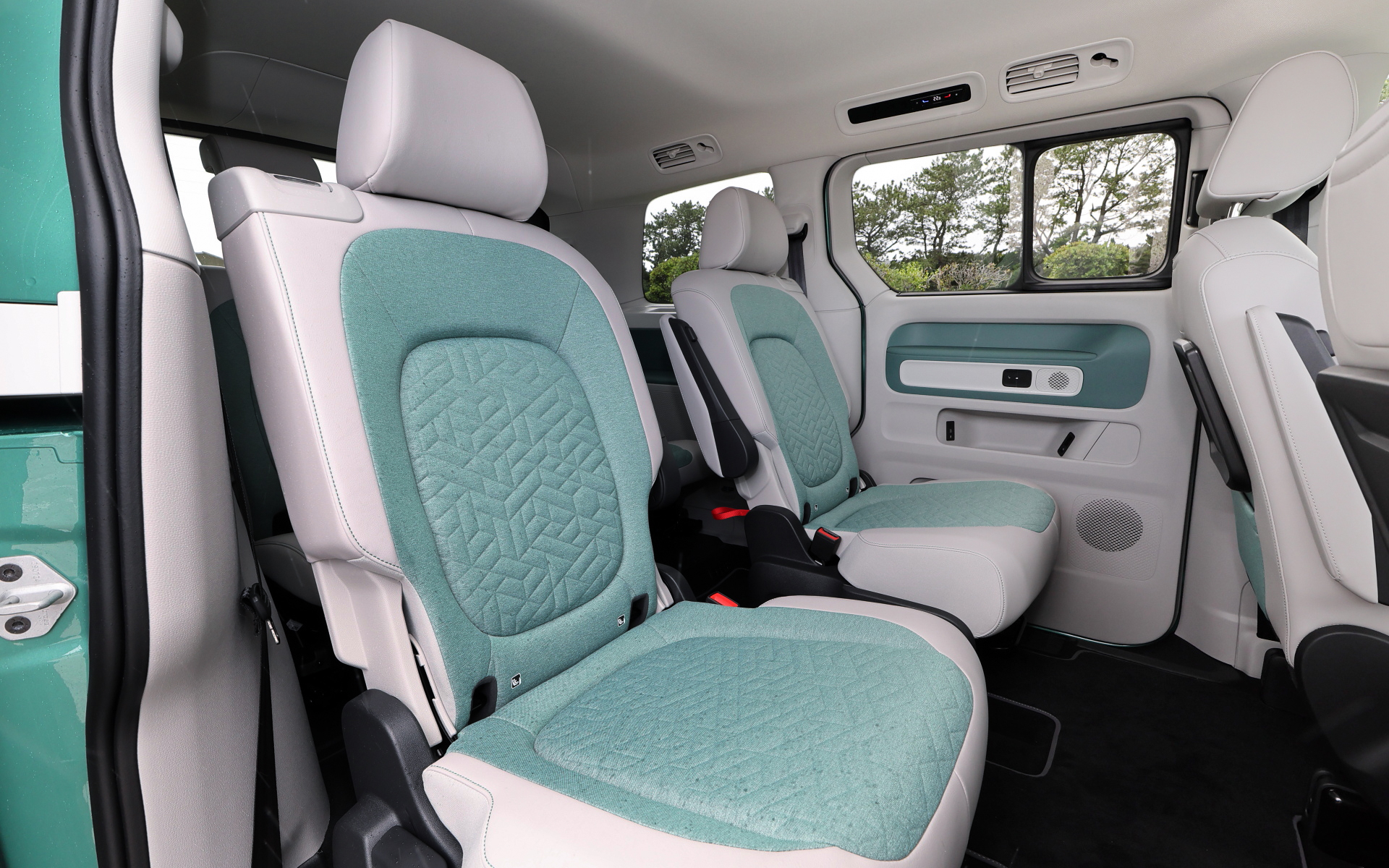 上から1/2/3列目シート。試乗車はLEDマトリックスヘッドライト“IQ. LIGHT”、運転席/助手席にリラクゼーション機能を備えたパワーシートなど快適装備をパッケージ化した「アップグレードパッケージ」（70万円）を装着