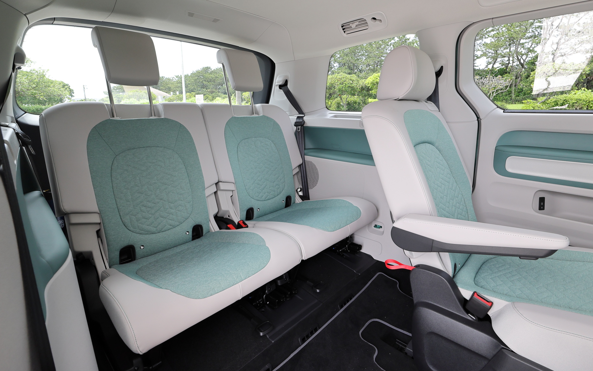 上から1/2/3列目シート。試乗車はLEDマトリックスヘッドライト“IQ. LIGHT”、運転席/助手席にリラクゼーション機能を備えたパワーシートなど快適装備をパッケージ化した「アップグレードパッケージ」（70万円）を装着