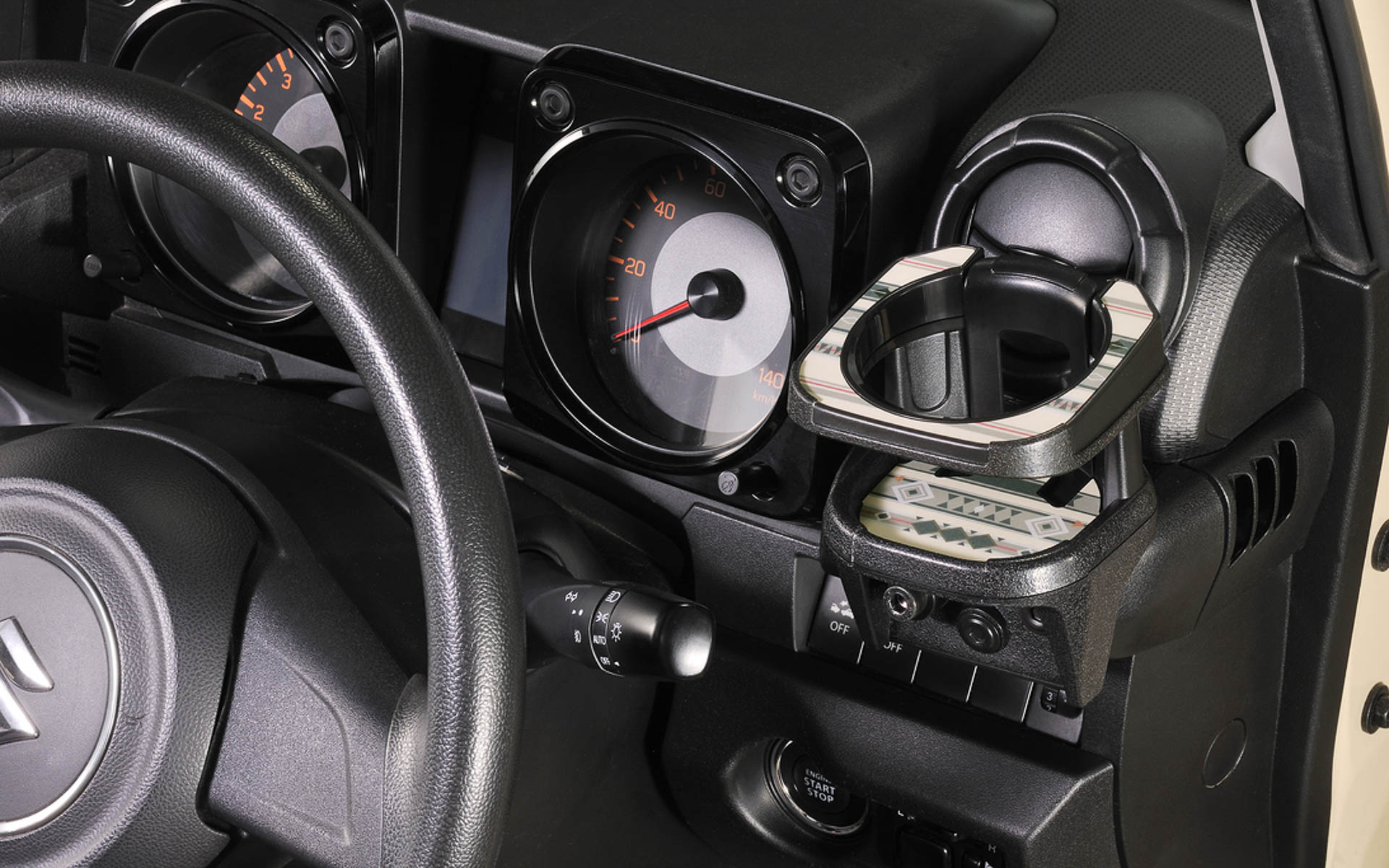 ジムニーのフロントフェイスとモチーフとしたオルテガ柄