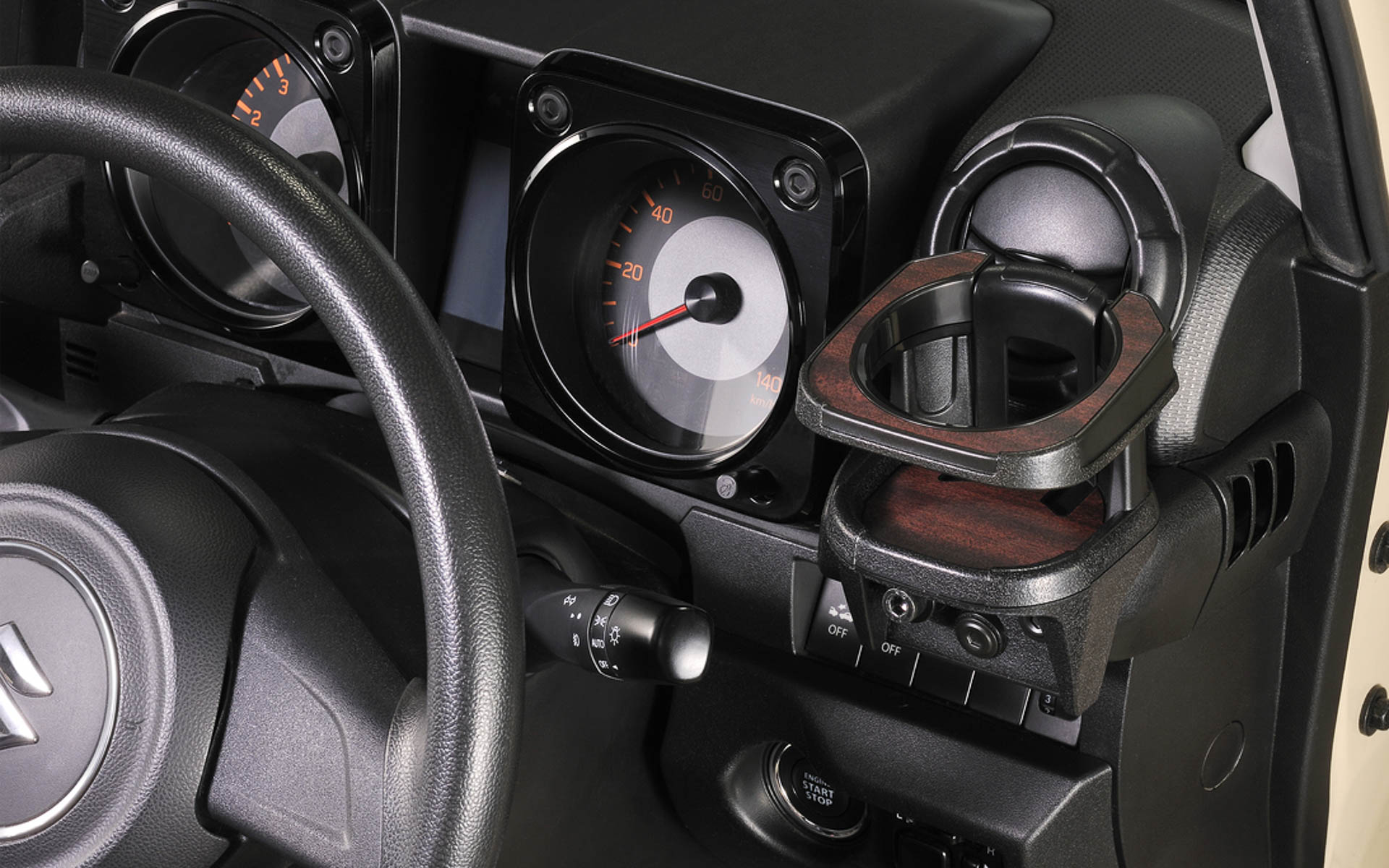 深みのある茶色の色合いで、直線的で滑らかな木目が特徴のマホガニー材をイメージしたウッド調