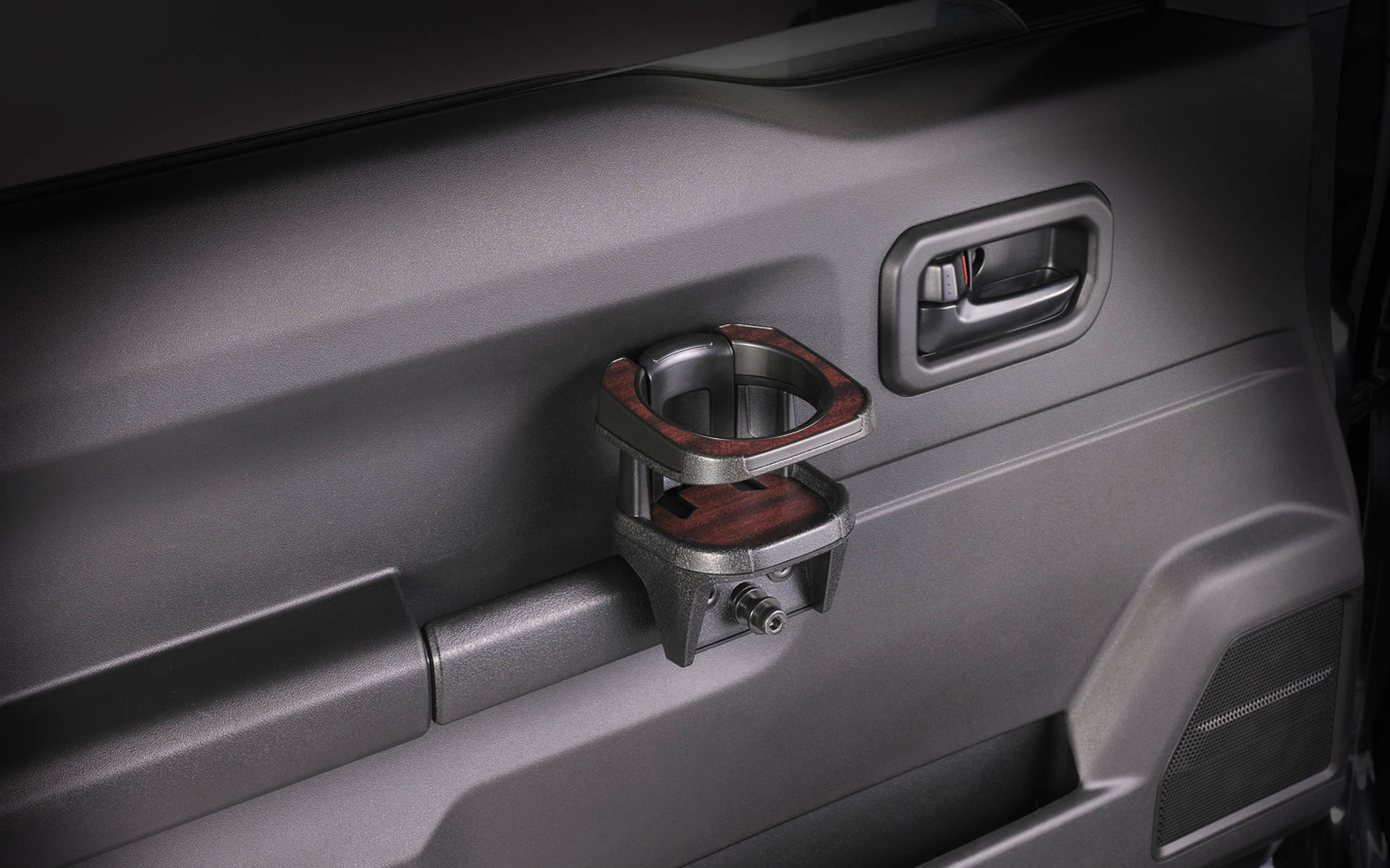 深みのある茶色の色合いで、直線的で滑らかな木目が特徴のマホガニー材をイメージしたウッド調