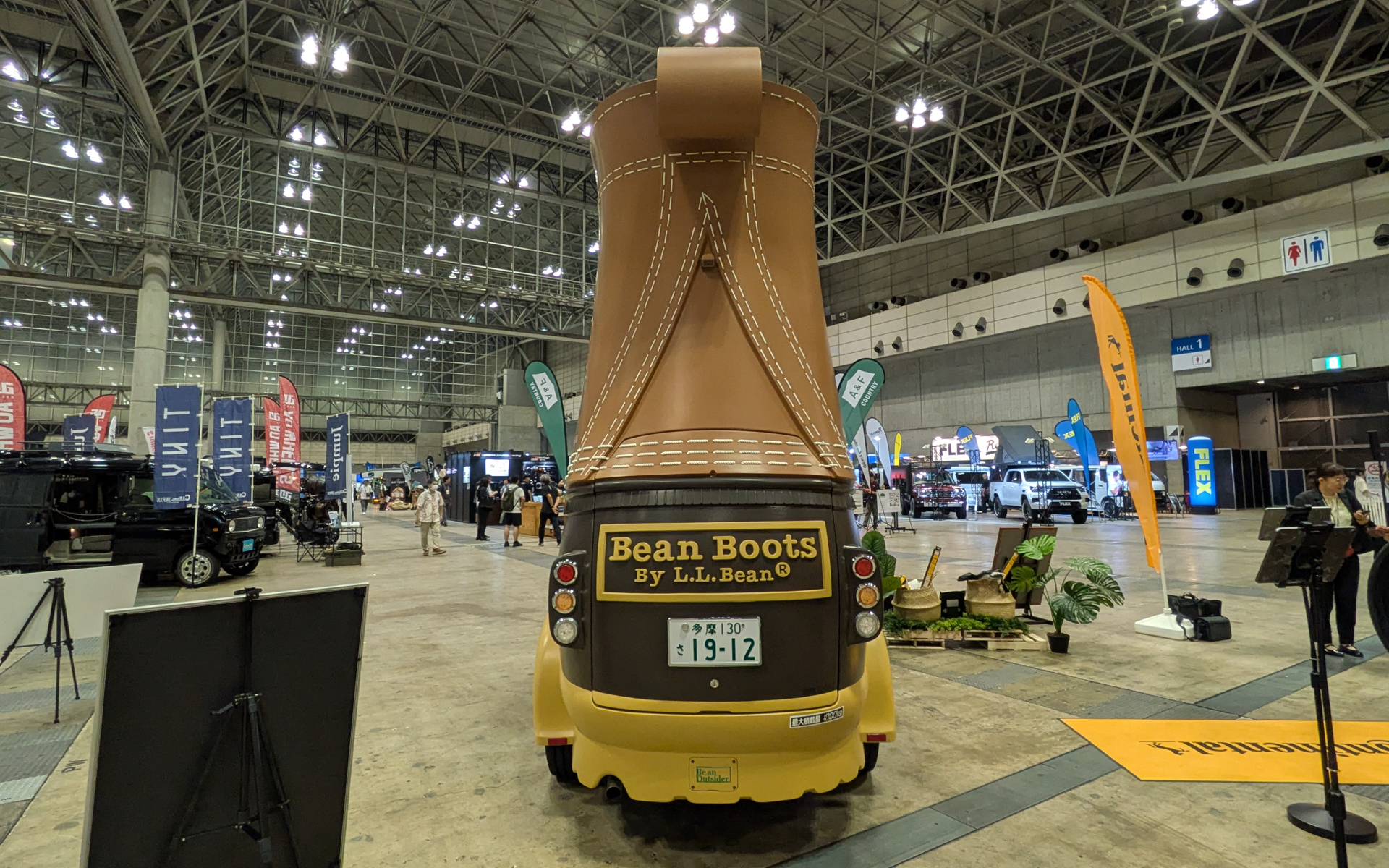 街中で見かけたら間違いなく目で追ってしまいそうな姿