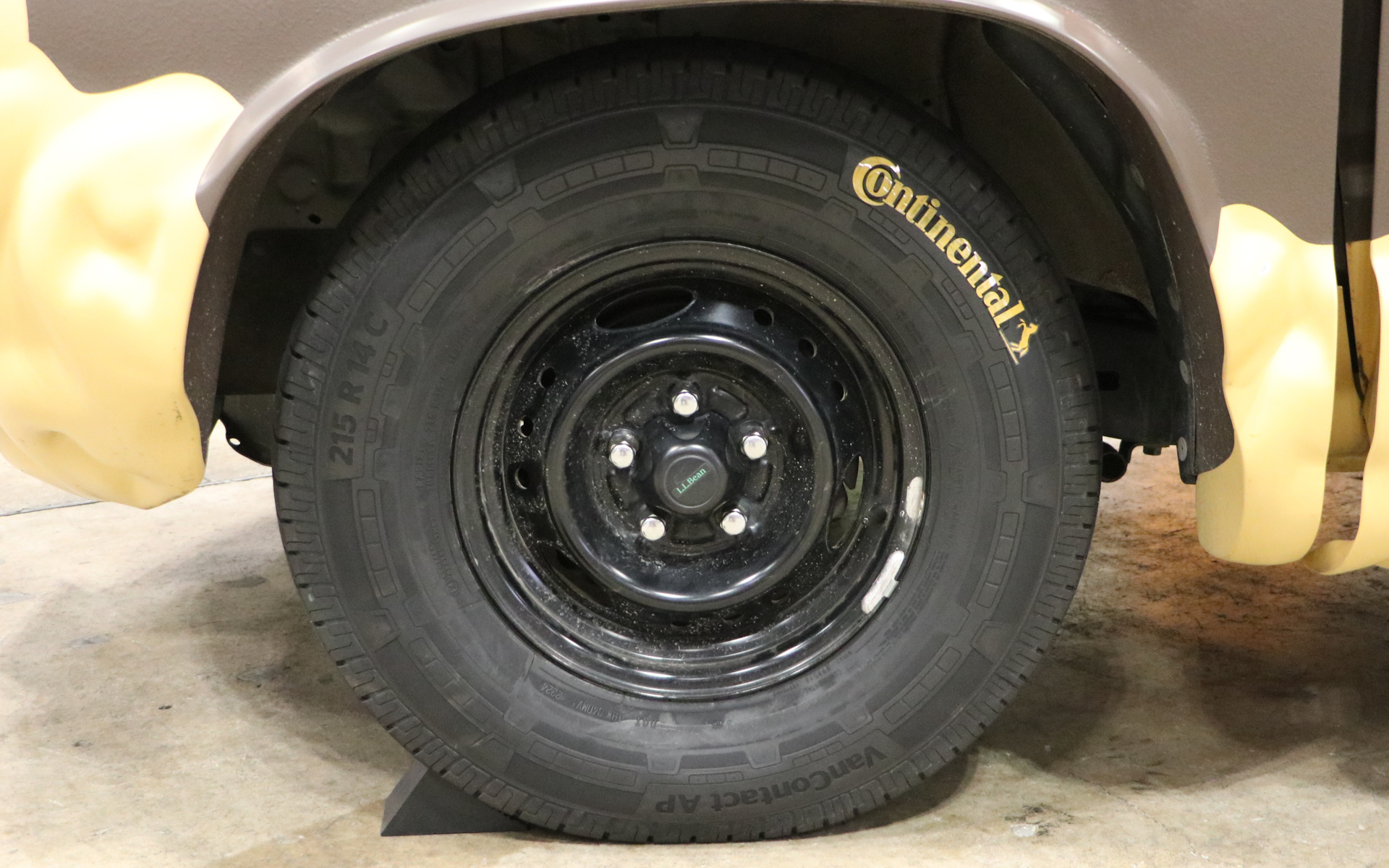 商用車用の「VanContact AP」サイズは215R14C。車重が重いので空気圧を高めにして展示しているとのこと