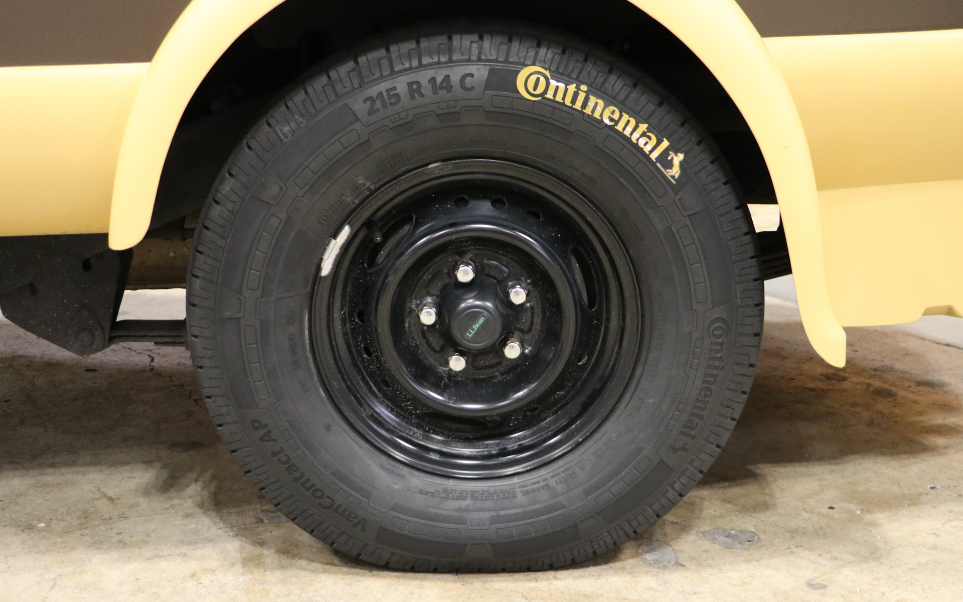 商用車用の「VanContact AP」サイズは215R14C。車重が重いので空気圧を高めにして展示しているとのこと