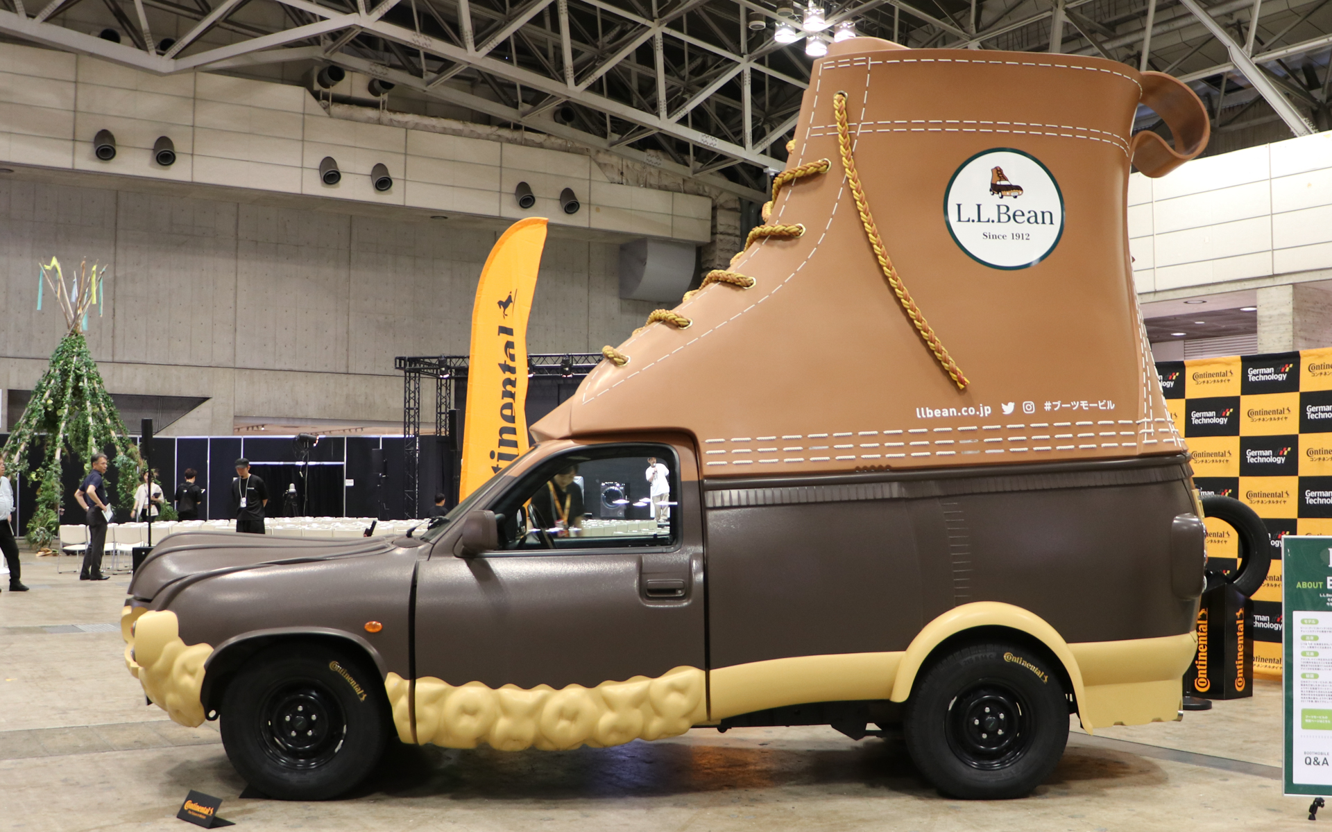 全高はハイカットブーツなだけに3400mmと迫力満点